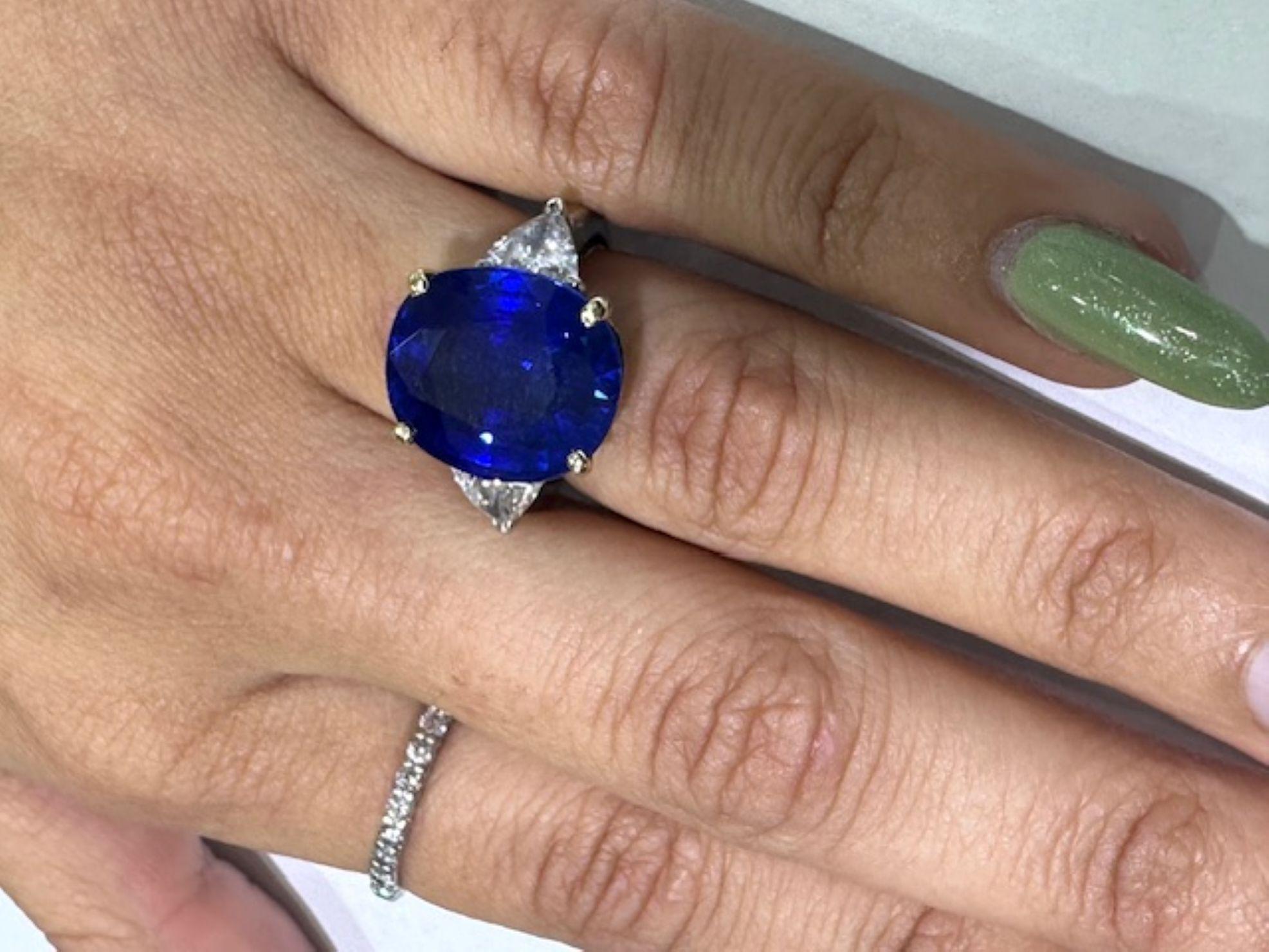 Prächtiger 13,34 Karat ovaler Ceylon-Saphir-Diamantring mit Saphir im Angebot 3