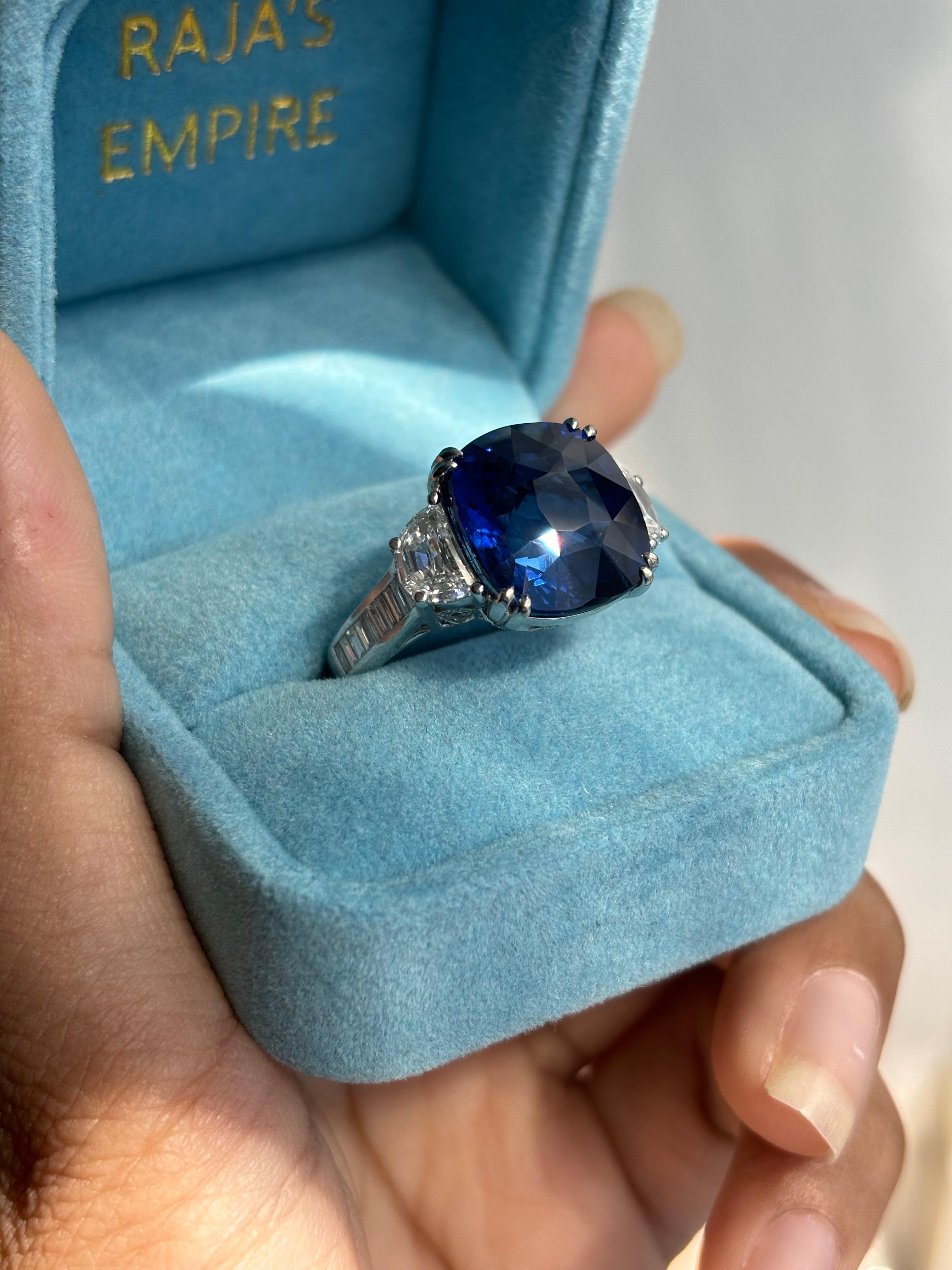 Magnificent 13.48 Carat Blue Sapphire Three Stone Ring in 18K White Gold For Sale 4