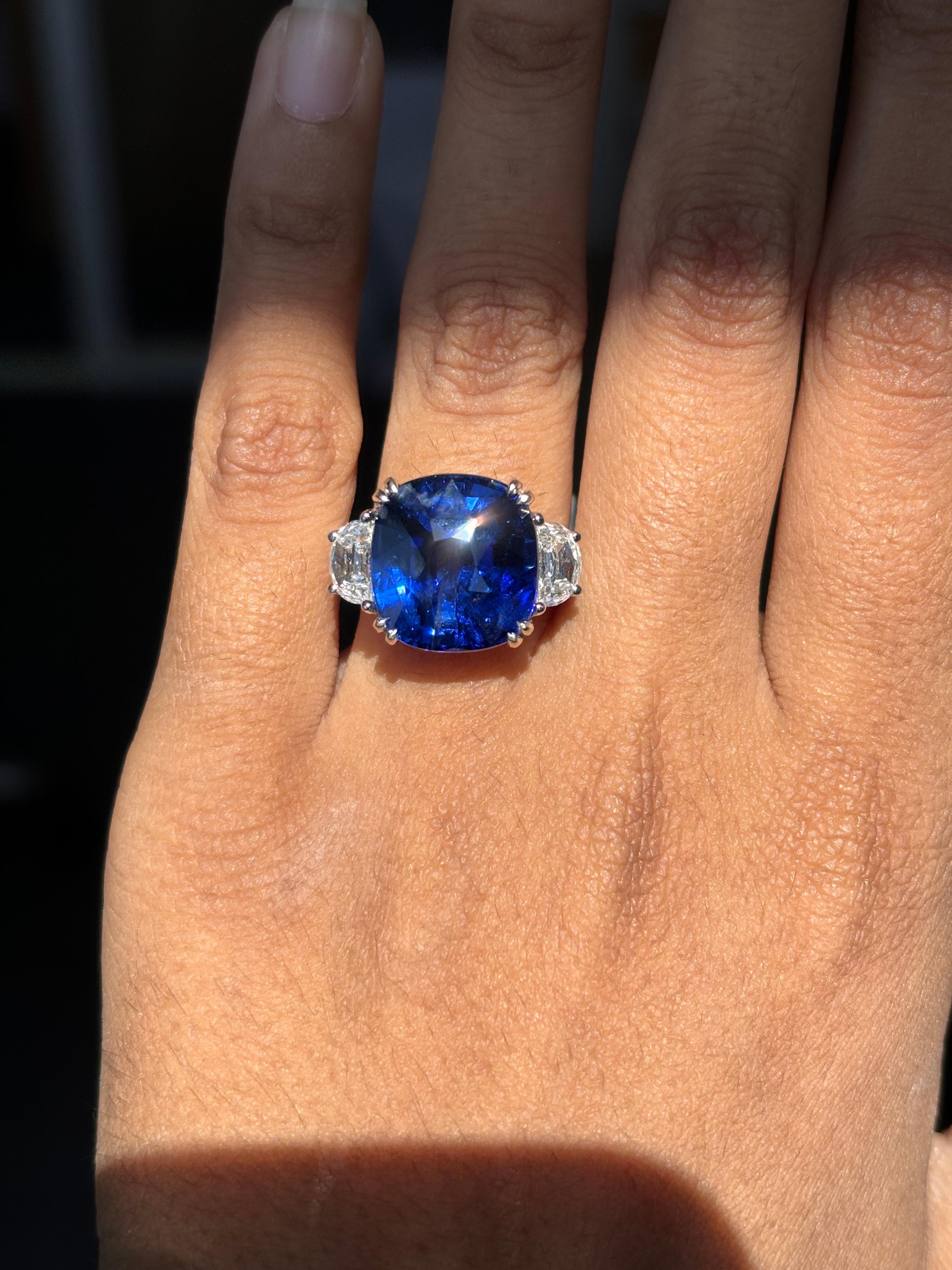 Magnificent 13.48 Carat Blue Sapphire Three Stone Ring in 18K White Gold For Sale 5
