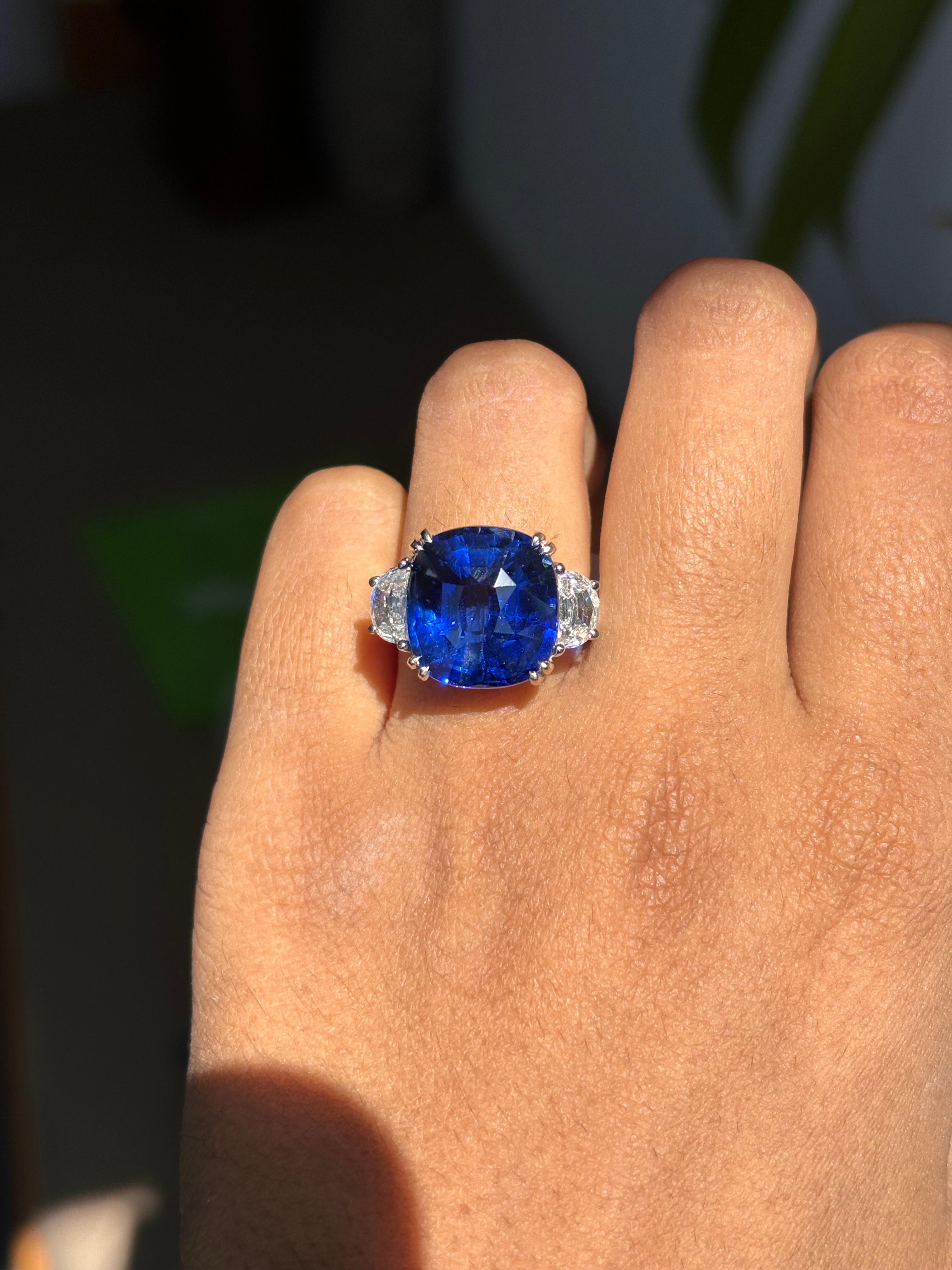 Magnificent 13.48 Carat Blue Sapphire Three Stone Ring in 18K White Gold For Sale 6