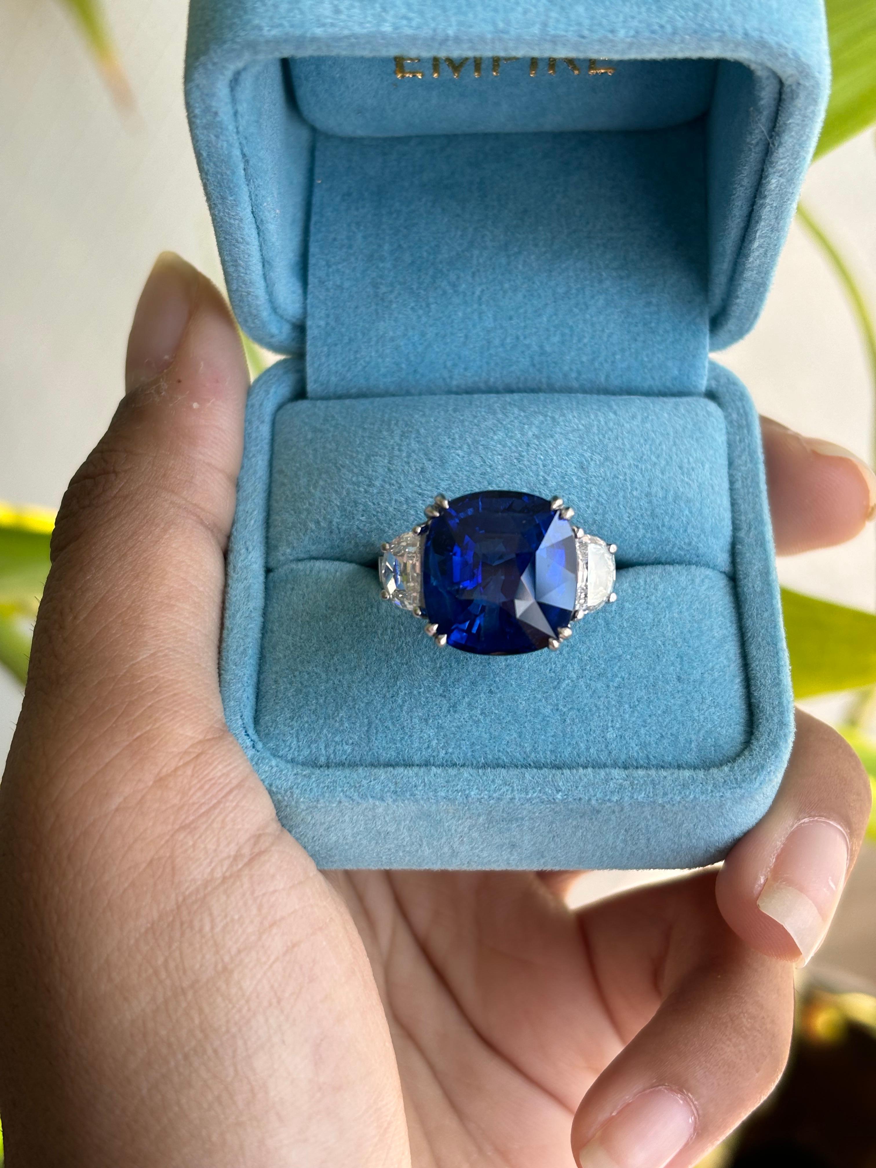 Prächtiger 13,48 Karat blauer Saphir-Dreisteinring aus 18 Karat Weißgold im Zustand „Neu“ im Angebot in Bangkok, TH