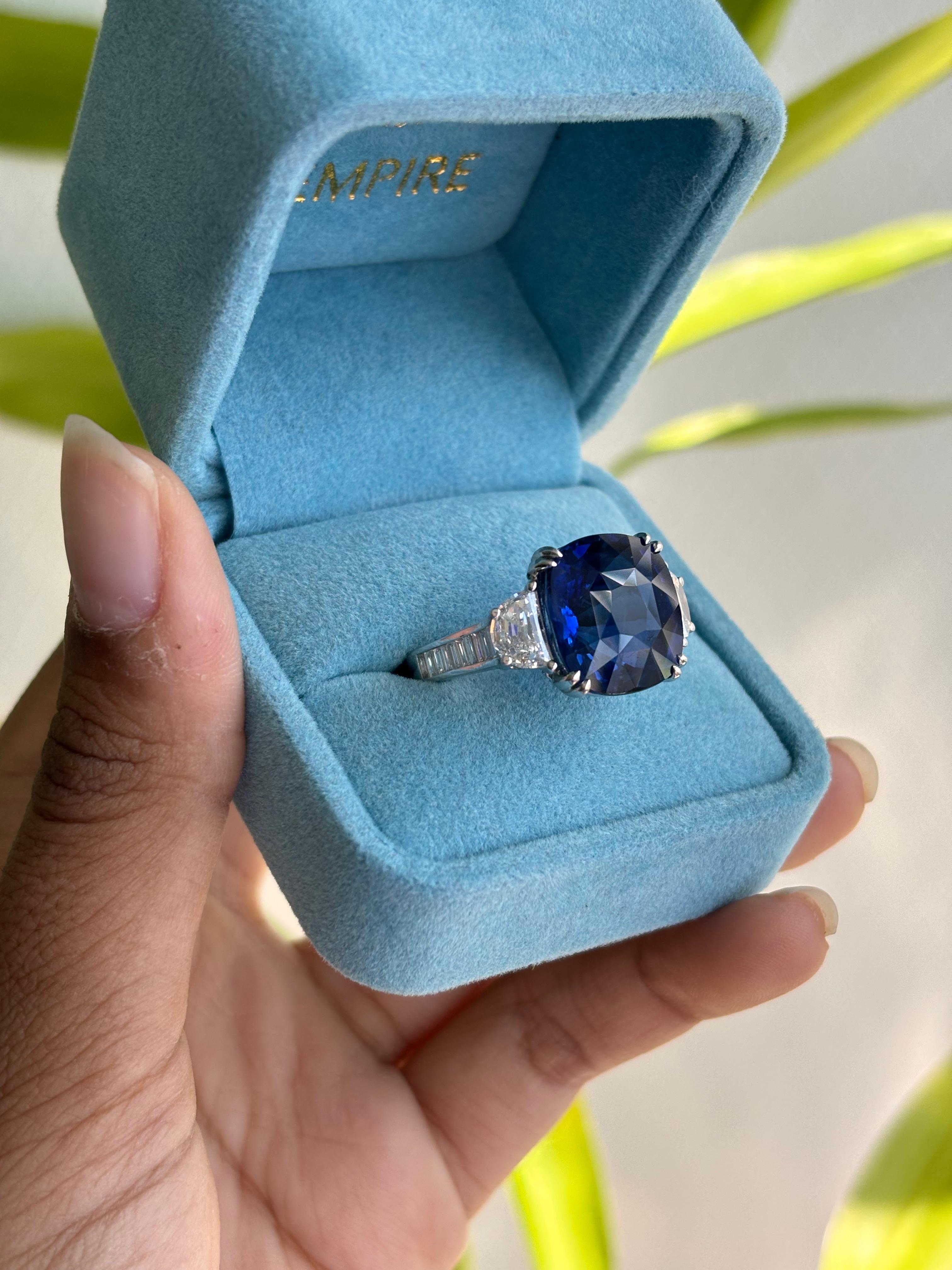 Women's or Men's Magnificent 13.48 Carat Blue Sapphire Three Stone Ring in 18K White Gold For Sale