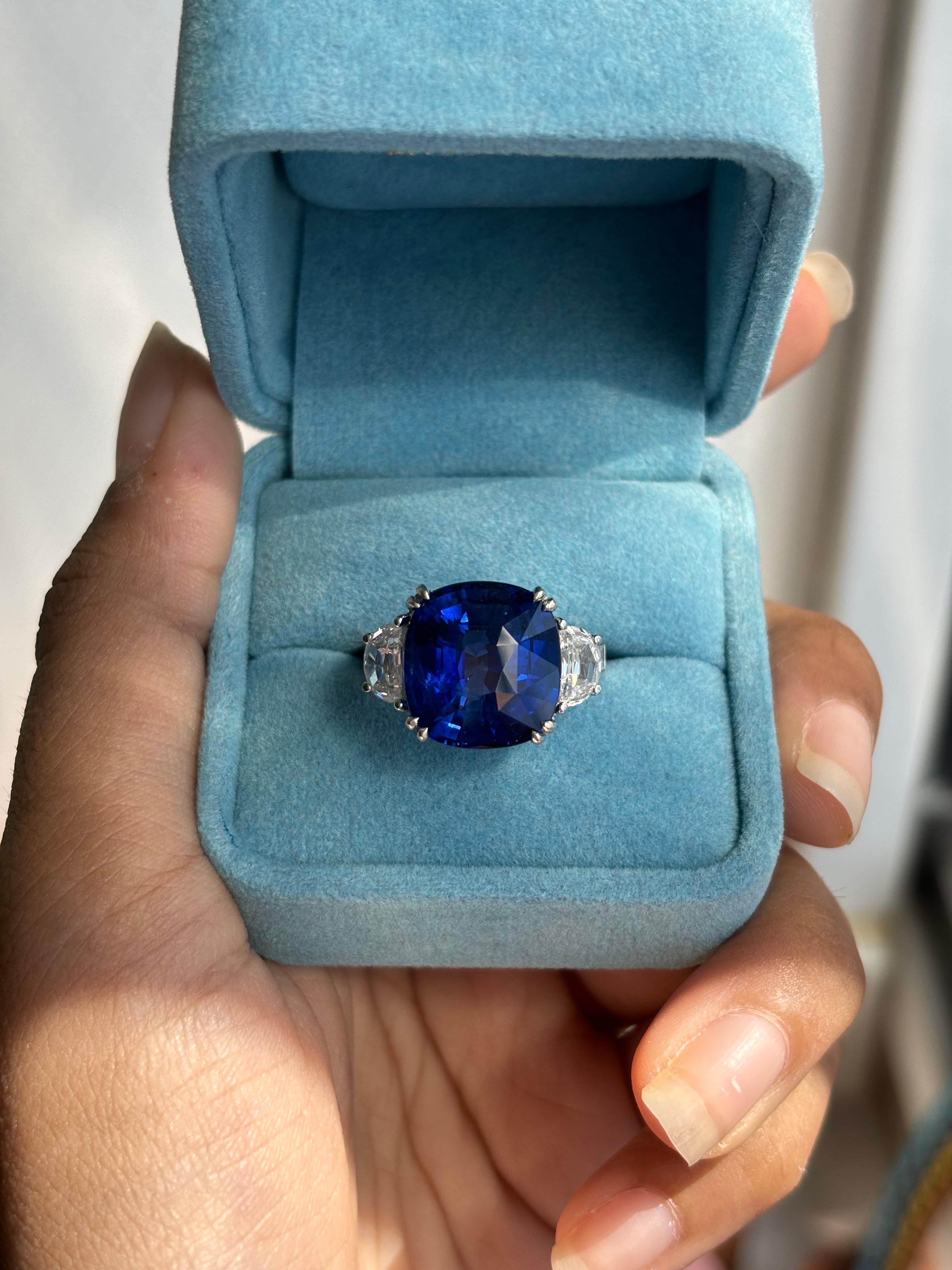 Magnificent 13.48 Carat Blue Sapphire Three Stone Ring in 18K White Gold For Sale 1