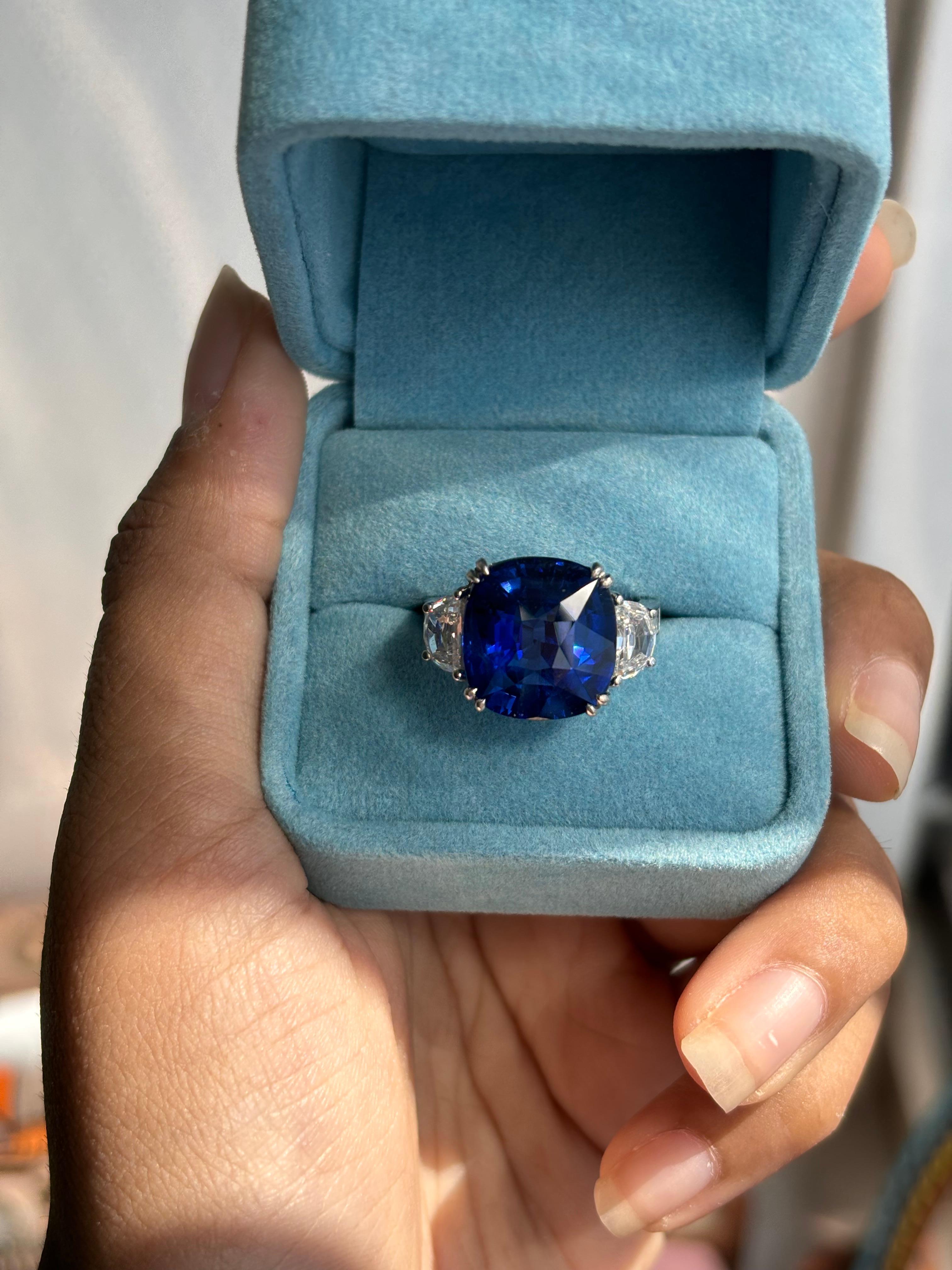 Magnificent 13.48 Carat Blue Sapphire Three Stone Ring in 18K White Gold For Sale 2