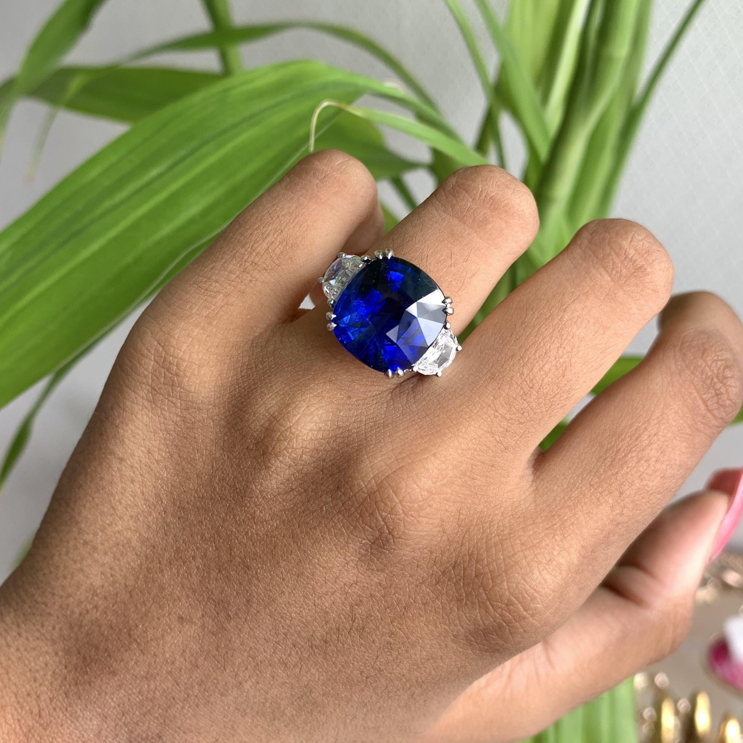 Art Nouveau Magnificent 13.48 Carat Blue Sapphire Three Stone Ring in 18K White Gold For Sale
