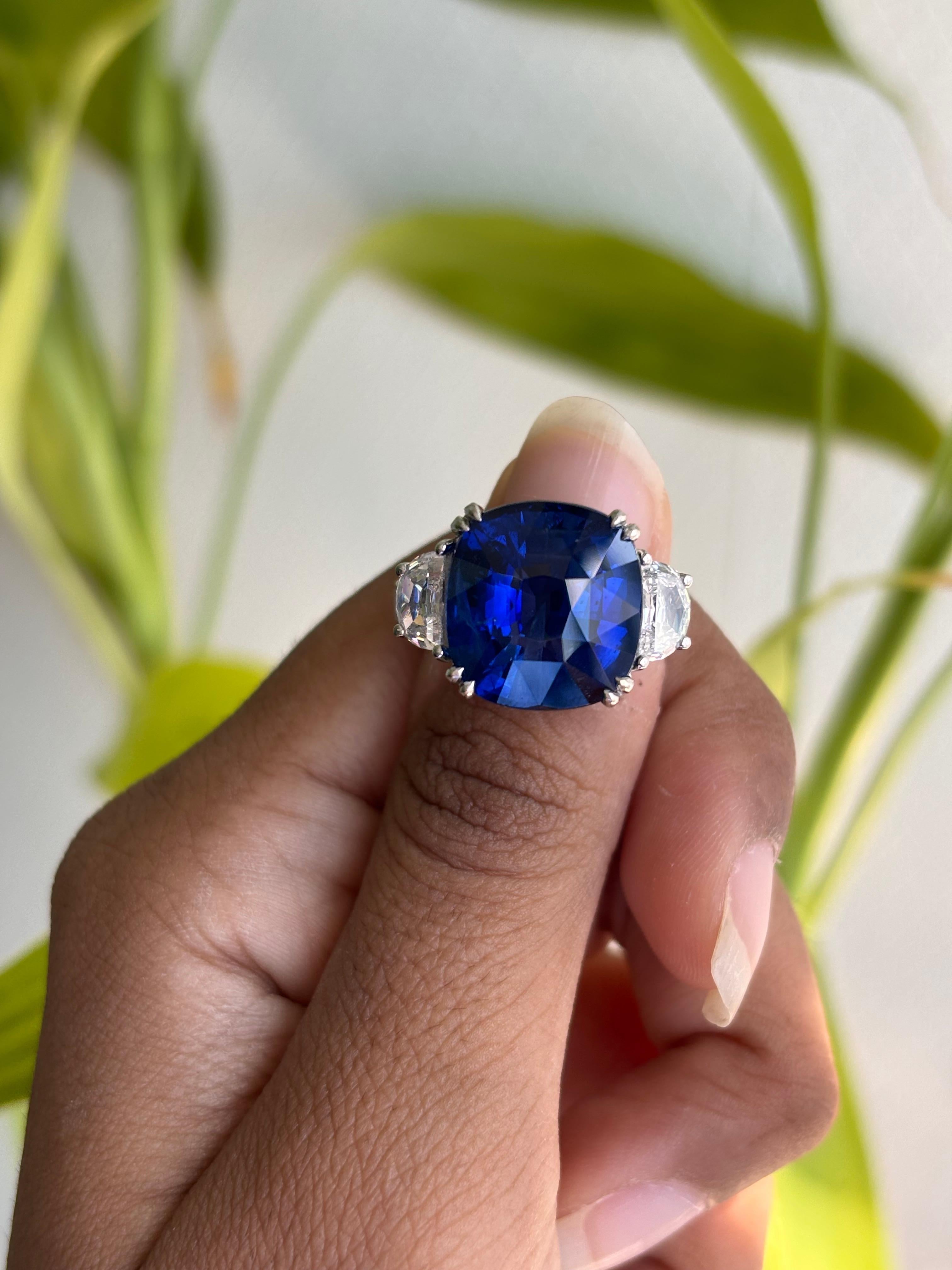 Magnificent 13.48 Carat Blue Sapphire Three Stone Ring in 18K White Gold For Sale 3