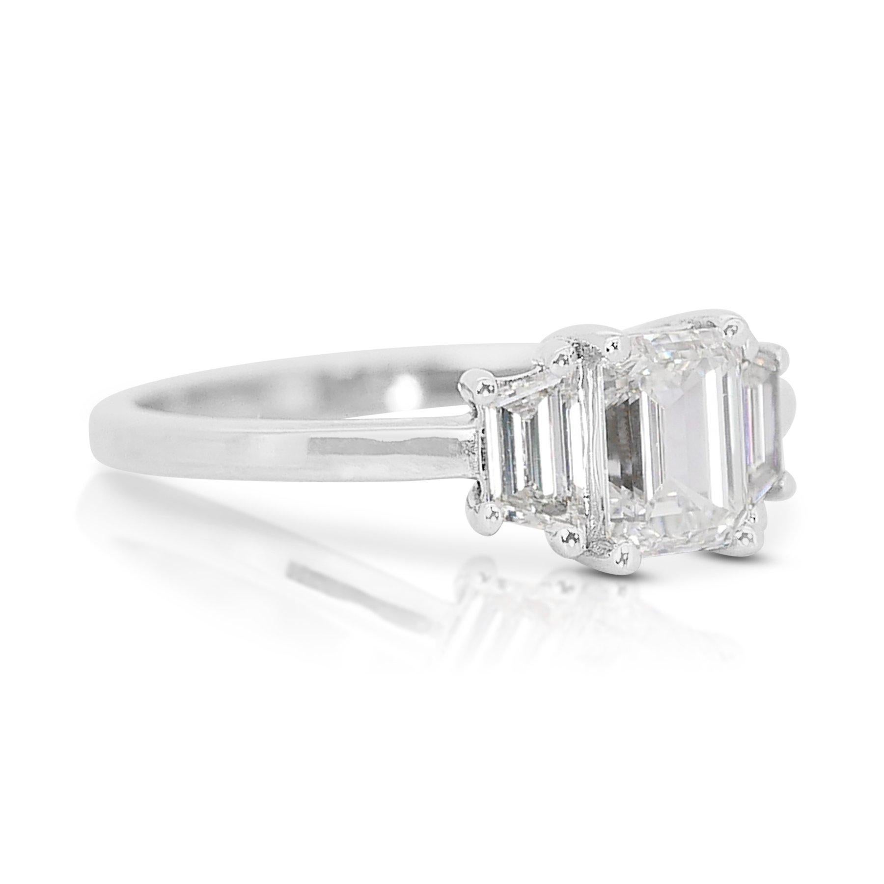 Prächtiger 1,35 Karat Diamant- 3-Stein-Ring aus 18 Karat Weißgold - GIA zertifiziert

Ein fesselnder Diamantring aus 18 Karat Weißgold mit einem atemberaubenden 1,00-Karat-Diamanten im Smaragdschliff als Herzstück. Ergänzt wird der zentrale Diamant