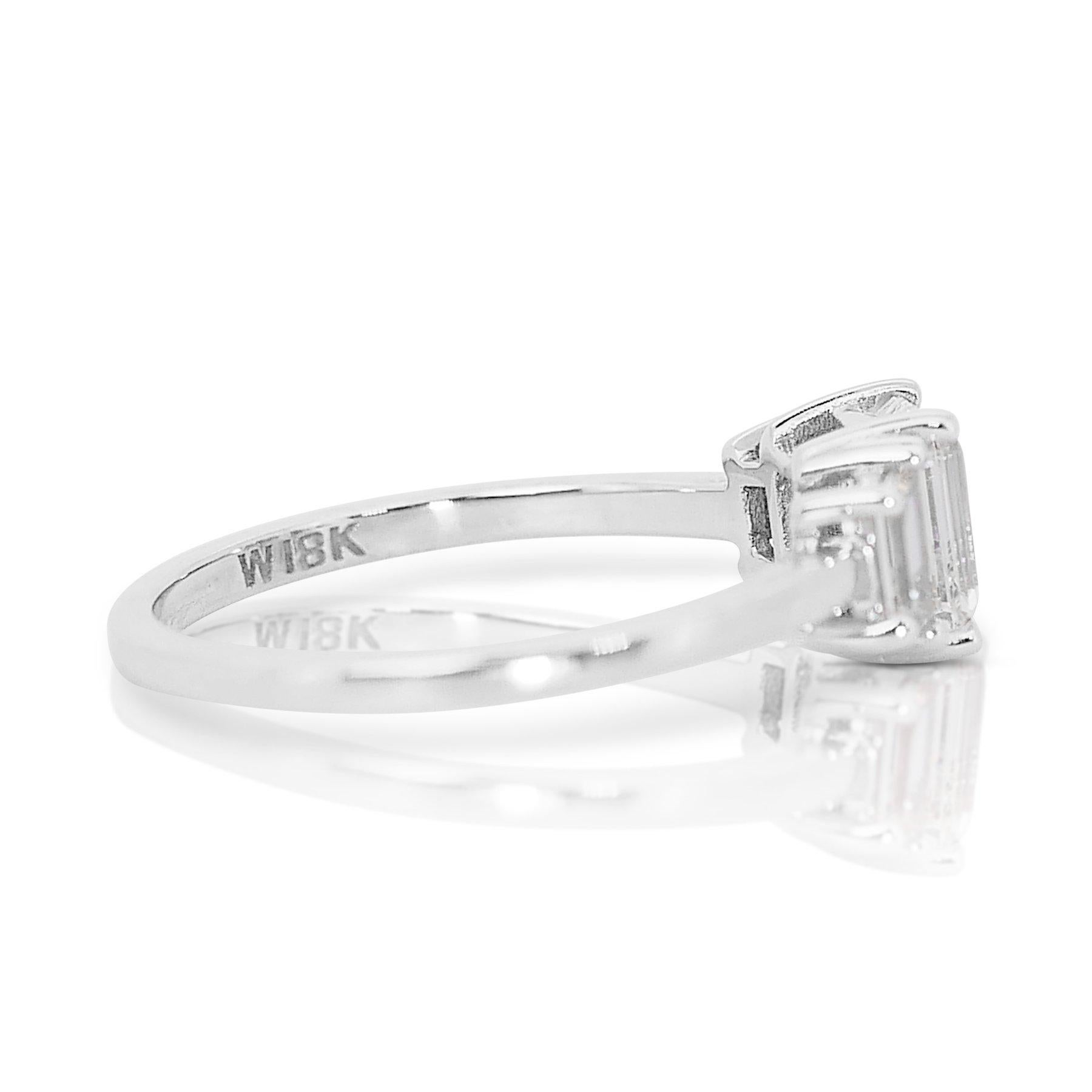 Prächtiger 1,35 Karat Diamant- 3-Stein-Ring aus 18 Karat Weißgold - GIA zertifiziert im Zustand „Neu“ im Angebot in רמת גן, IL
