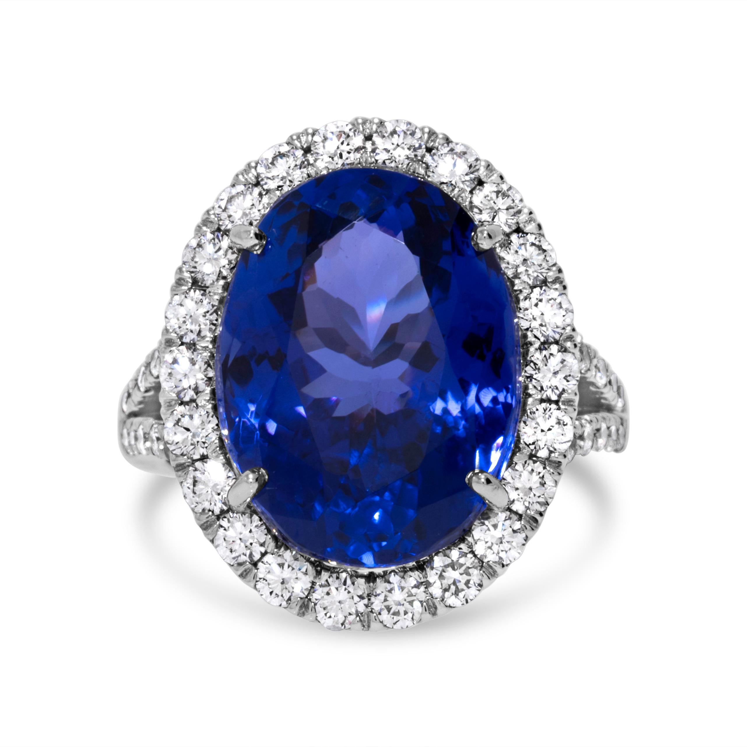 Un anello di grande effetto realizzato in oro bianco 18 carati, con una gemma di tanzanite di forma ovale del peso di 14,92 carati. La tanzanite è completata da diamanti rotondi per un totale di 1,4 carati. Il blu-viola intenso della tanzanite è