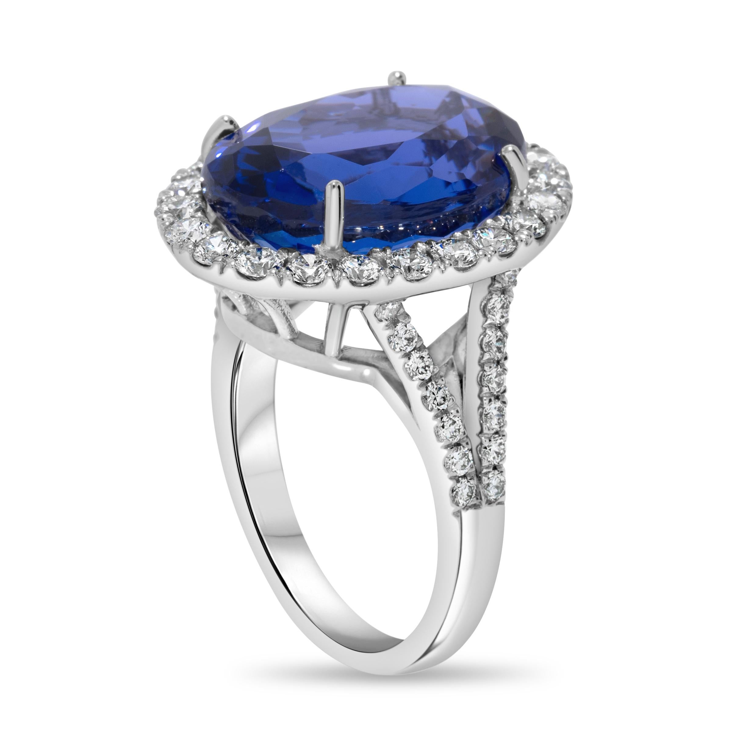 Contemporaneo Magnifico anello con tanzanite ovale e diamante da 14,92 carati in oro bianco 18 carati in vendita