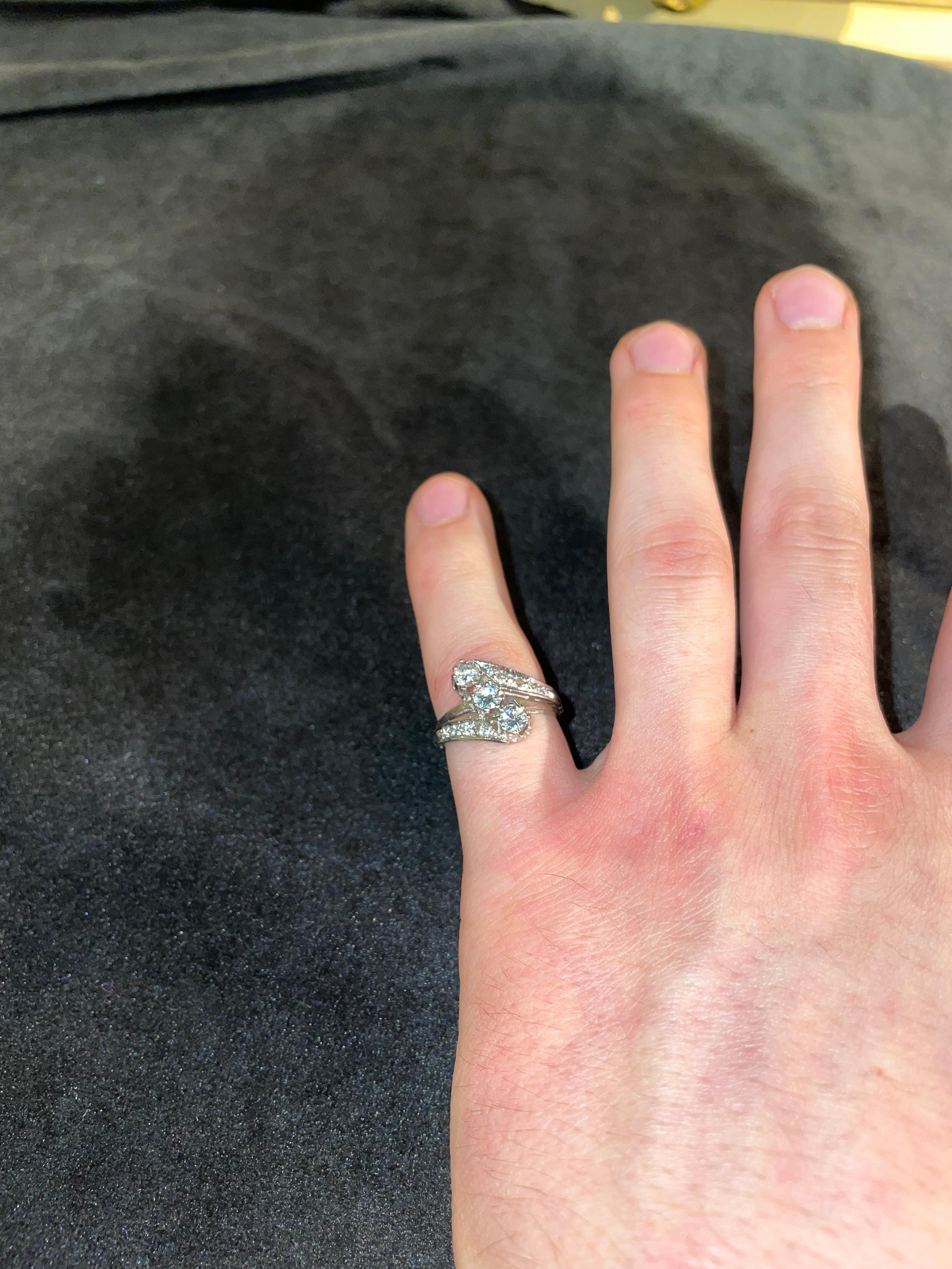 Prächtiger Ring aus 14-karätigem Weißgold mit drei Diamanten von je 0,25-karätigem Diamanten im Angebot 11