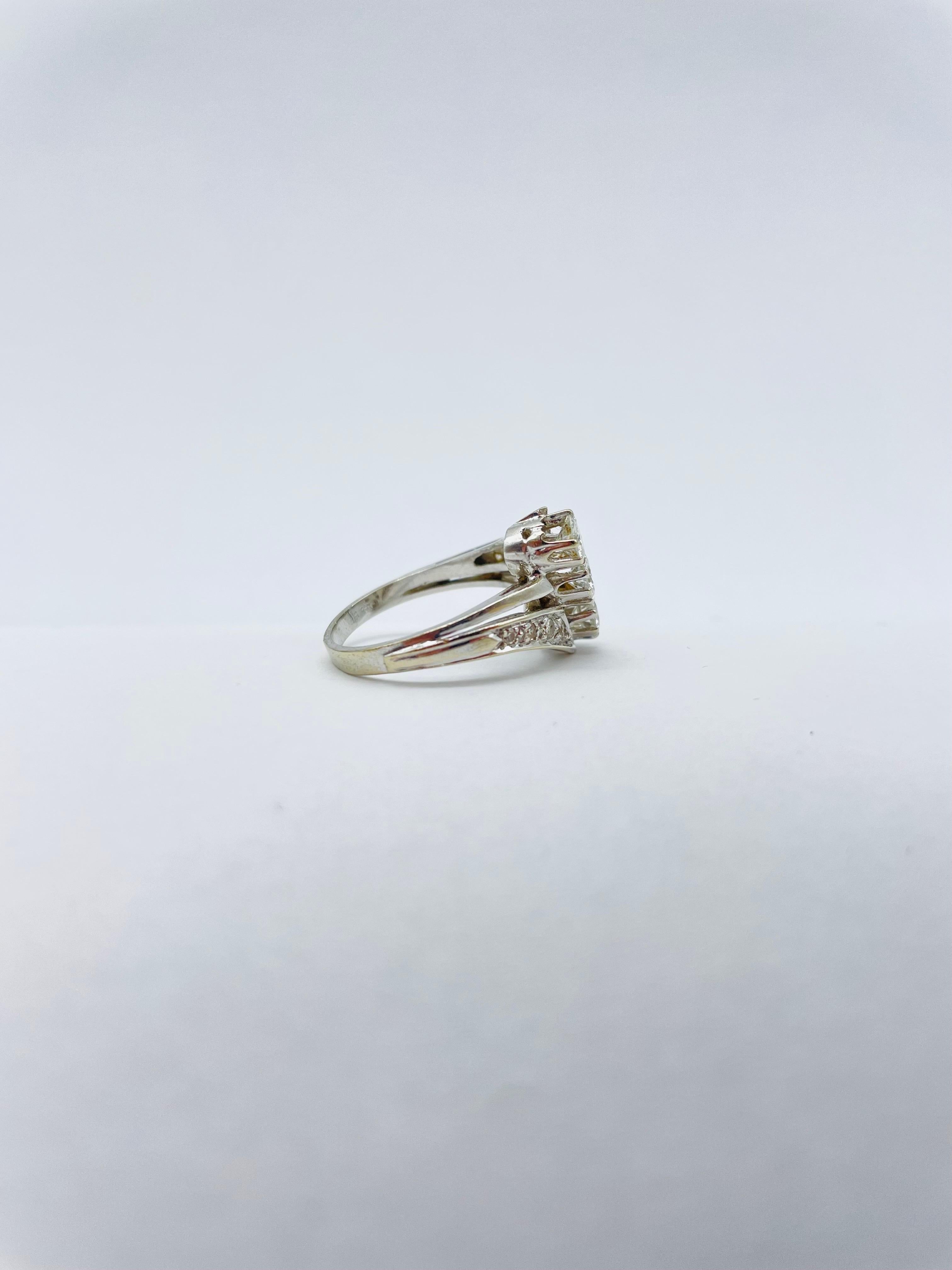 Prächtiger Ring aus 14-karätigem Weißgold mit drei Diamanten von je 0,25-karätigem Diamanten im Angebot 5