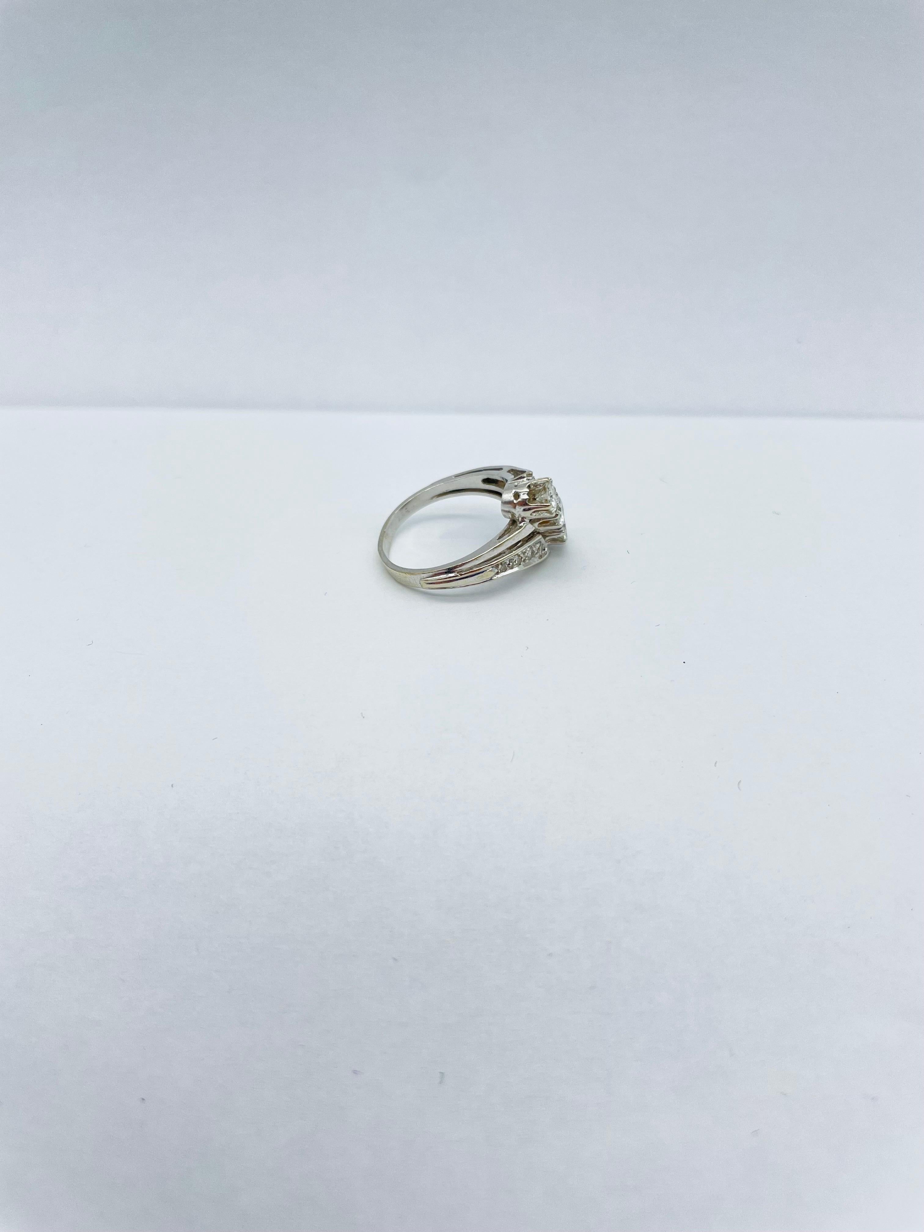 Prächtiger Ring aus 14-karätigem Weißgold mit drei Diamanten von je 0,25-karätigem Diamanten im Angebot 6