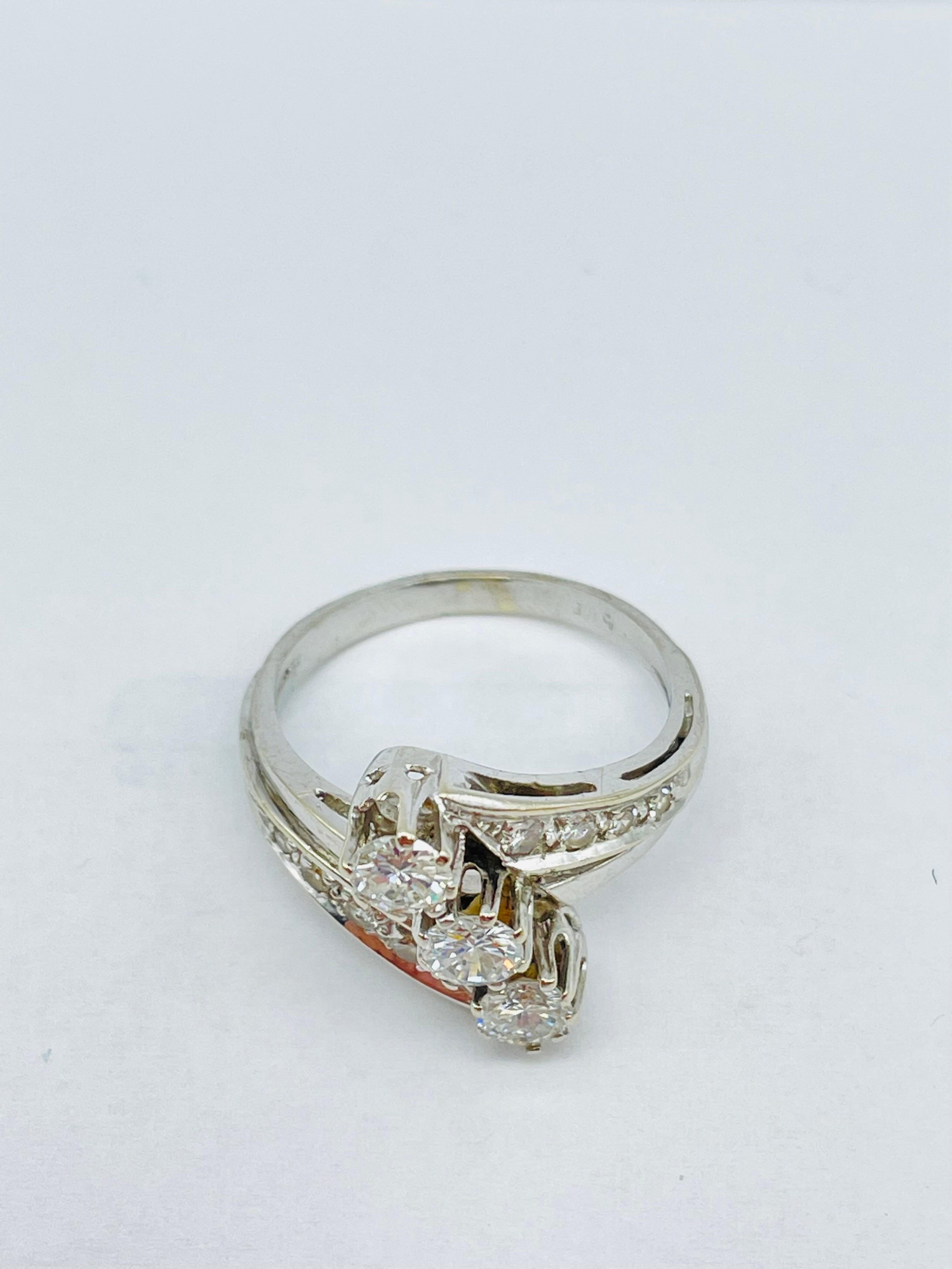 Prächtiger Ring aus 14-karätigem Weißgold mit drei Diamanten von je 0,25-karätigem Diamanten im Angebot 7