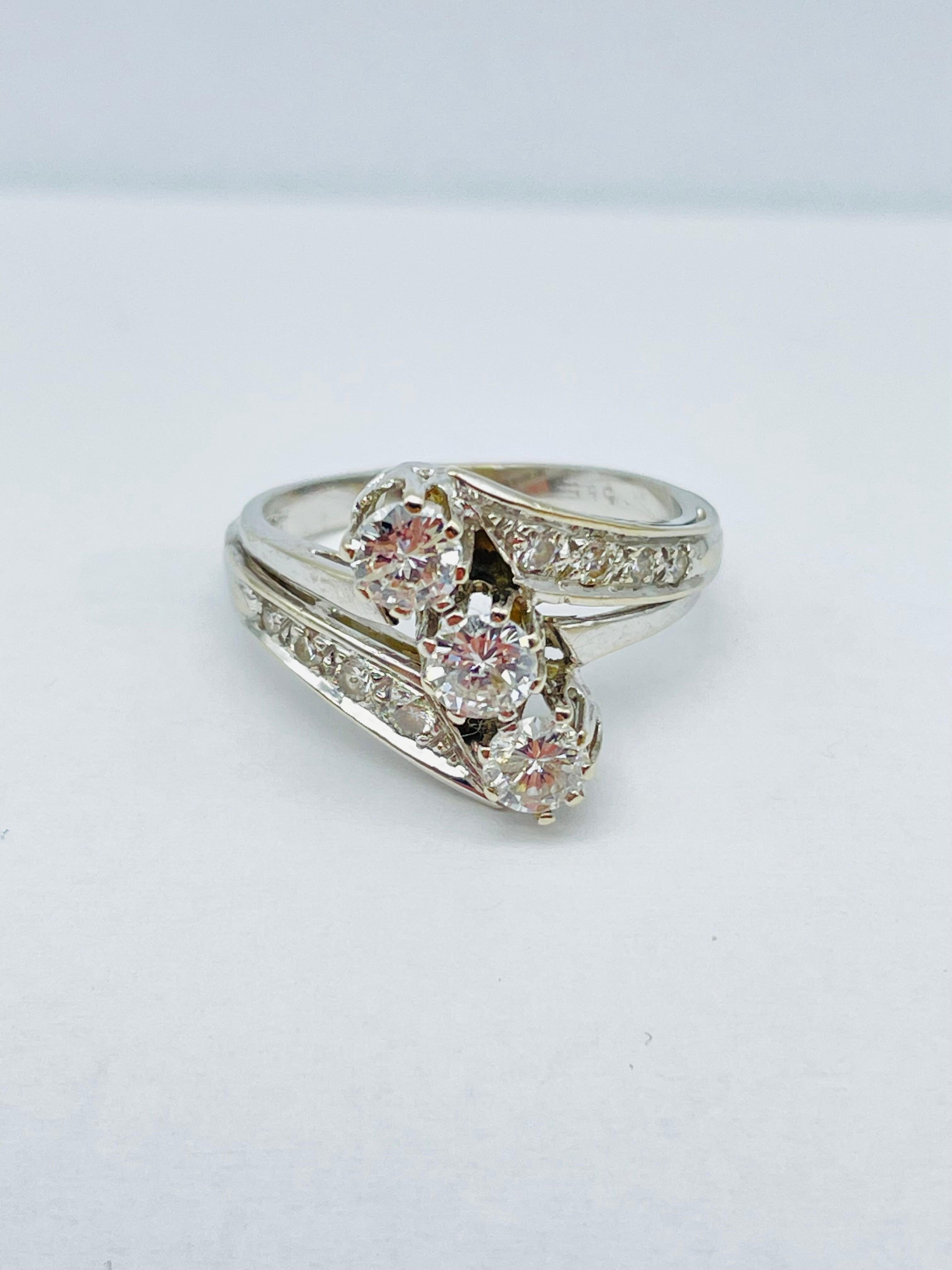 Prächtiger Ring aus 14-karätigem Weißgold mit drei Diamanten von je 0,25-karätigem Diamanten im Angebot 8