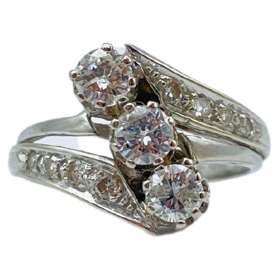 Prächtiger Ring aus 14-karätigem Weißgold mit drei Diamanten von je 0,25-karätigem Diamanten

Dieser atemberaubende Ring aus Weißgold ist ein wahres Kunstwerk, gefertigt aus luxuriösem 14-karätigem Gold und verziert mit den feinsten Diamanten. Das