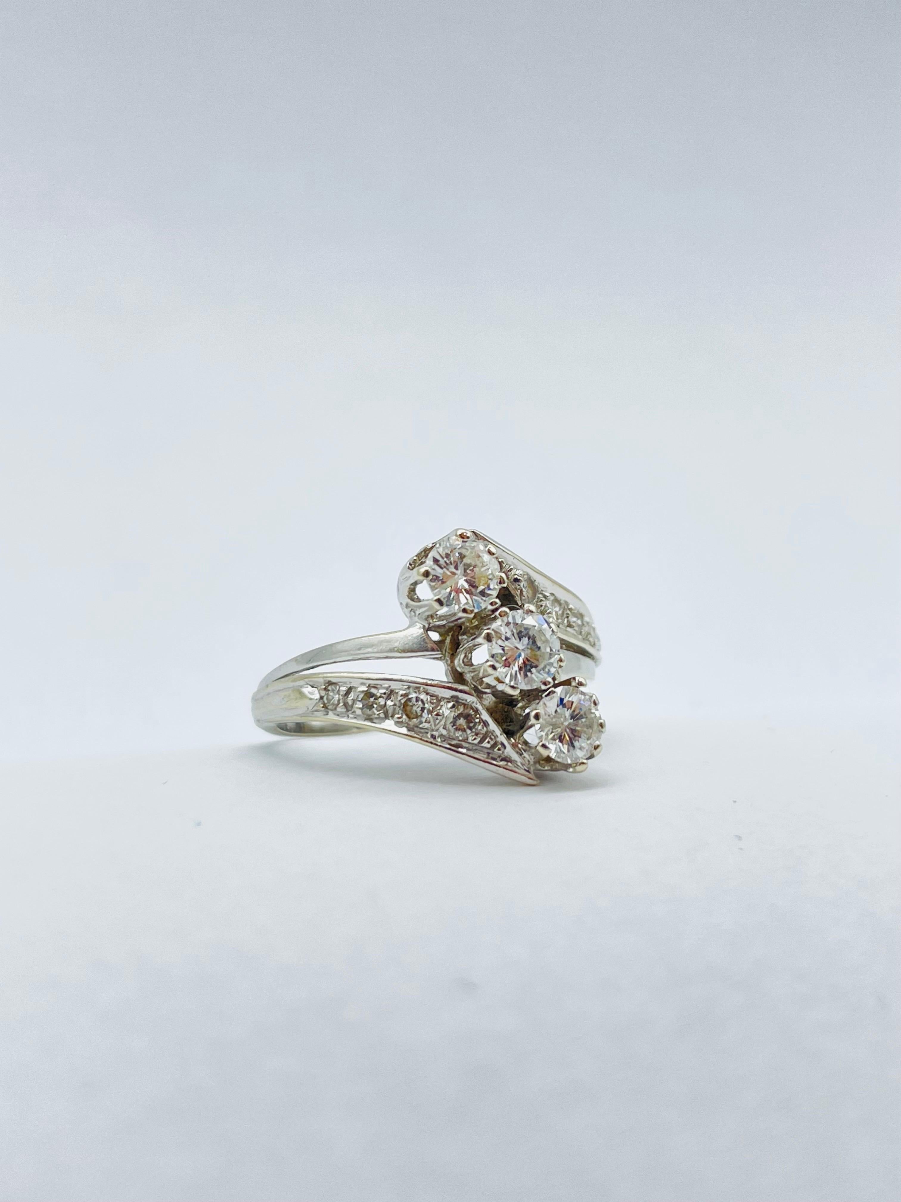 Prächtiger Ring aus 14-karätigem Weißgold mit drei Diamanten von je 0,25-karätigem Diamanten (Moderne) im Angebot