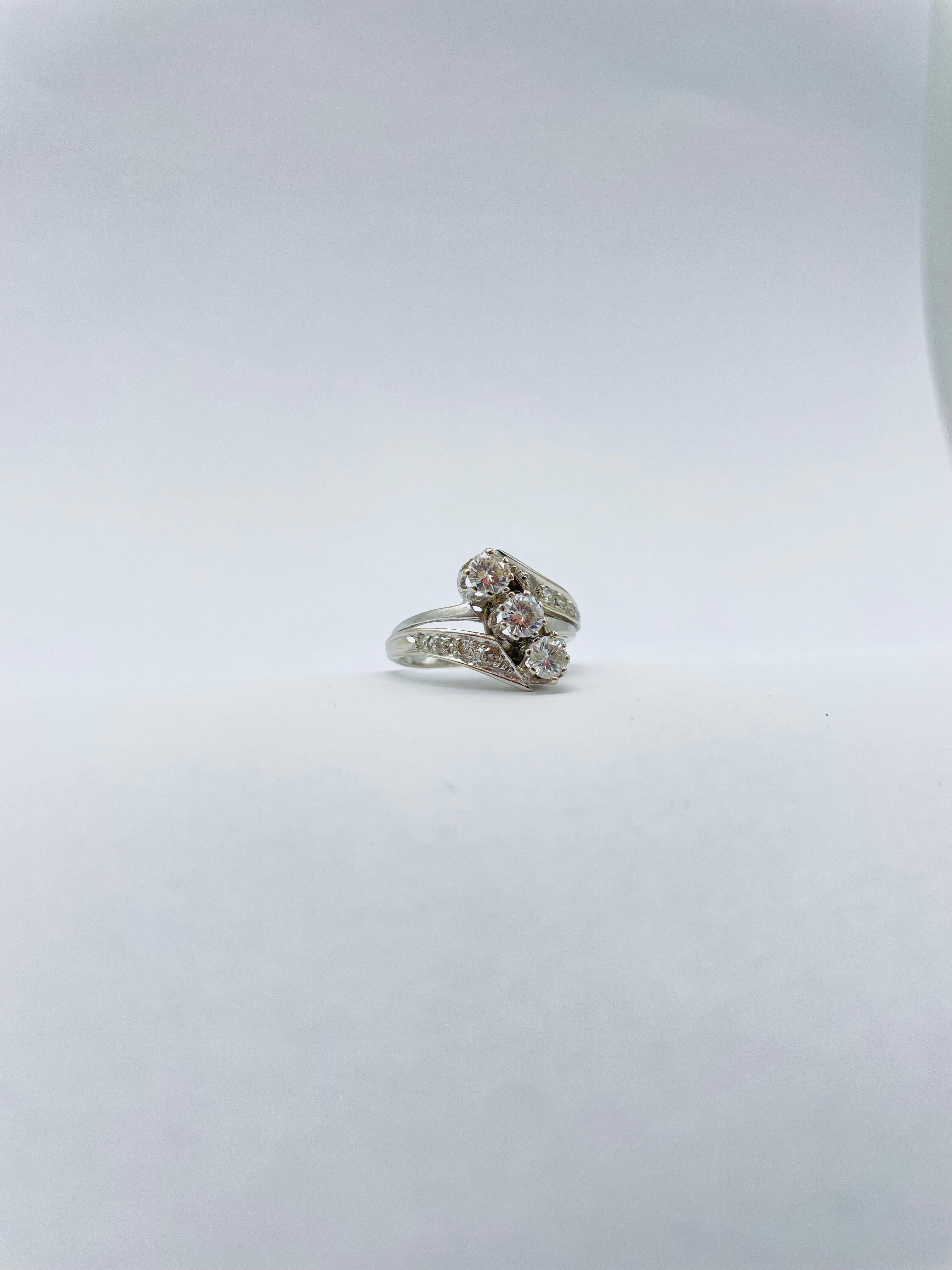 Prächtiger Ring aus 14-karätigem Weißgold mit drei Diamanten von je 0,25-karätigem Diamanten (Brillantschliff) im Angebot