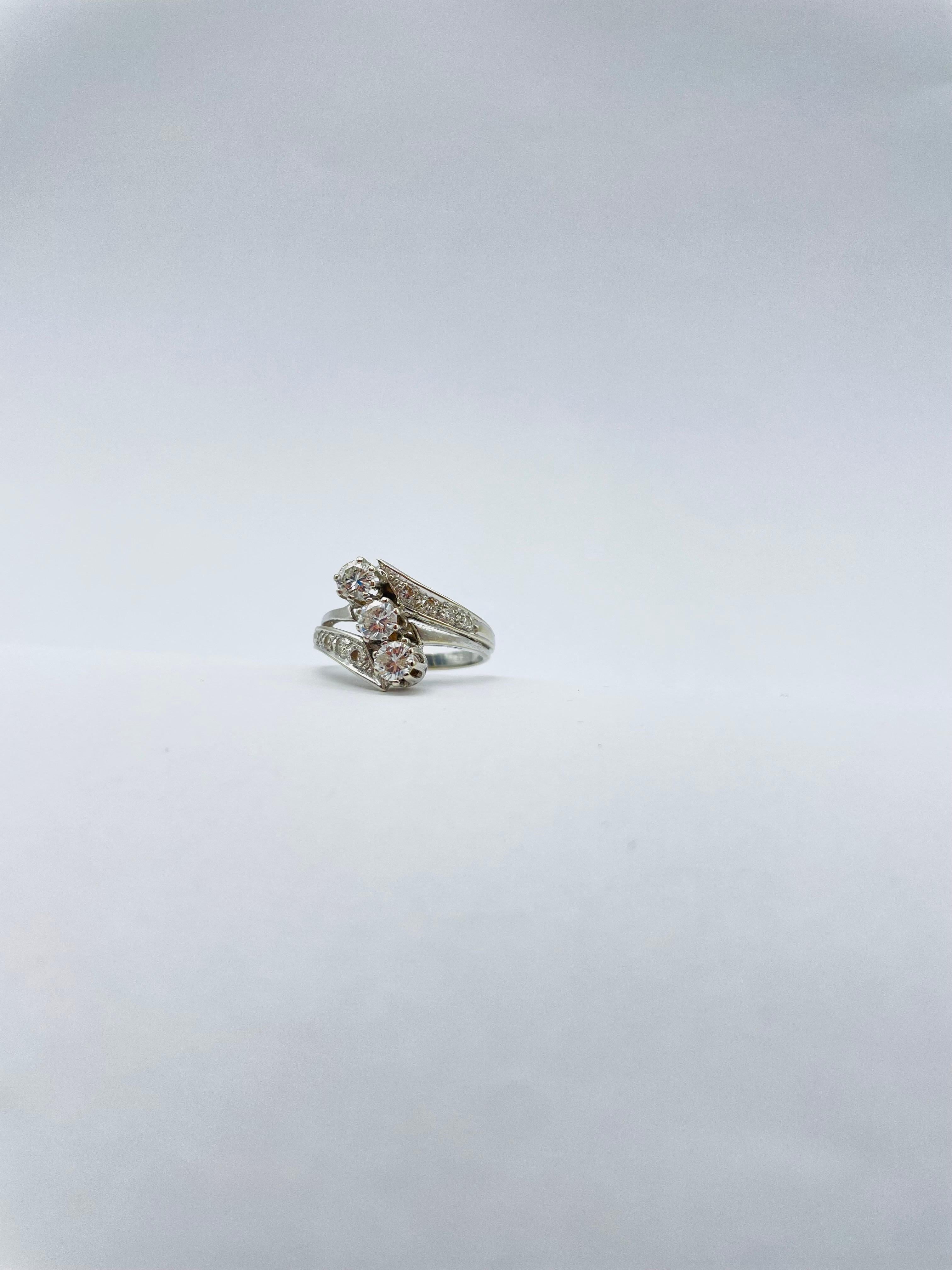 Prächtiger Ring aus 14-karätigem Weißgold mit drei Diamanten von je 0,25-karätigem Diamanten im Zustand „Gut“ im Angebot in Berlin, BE