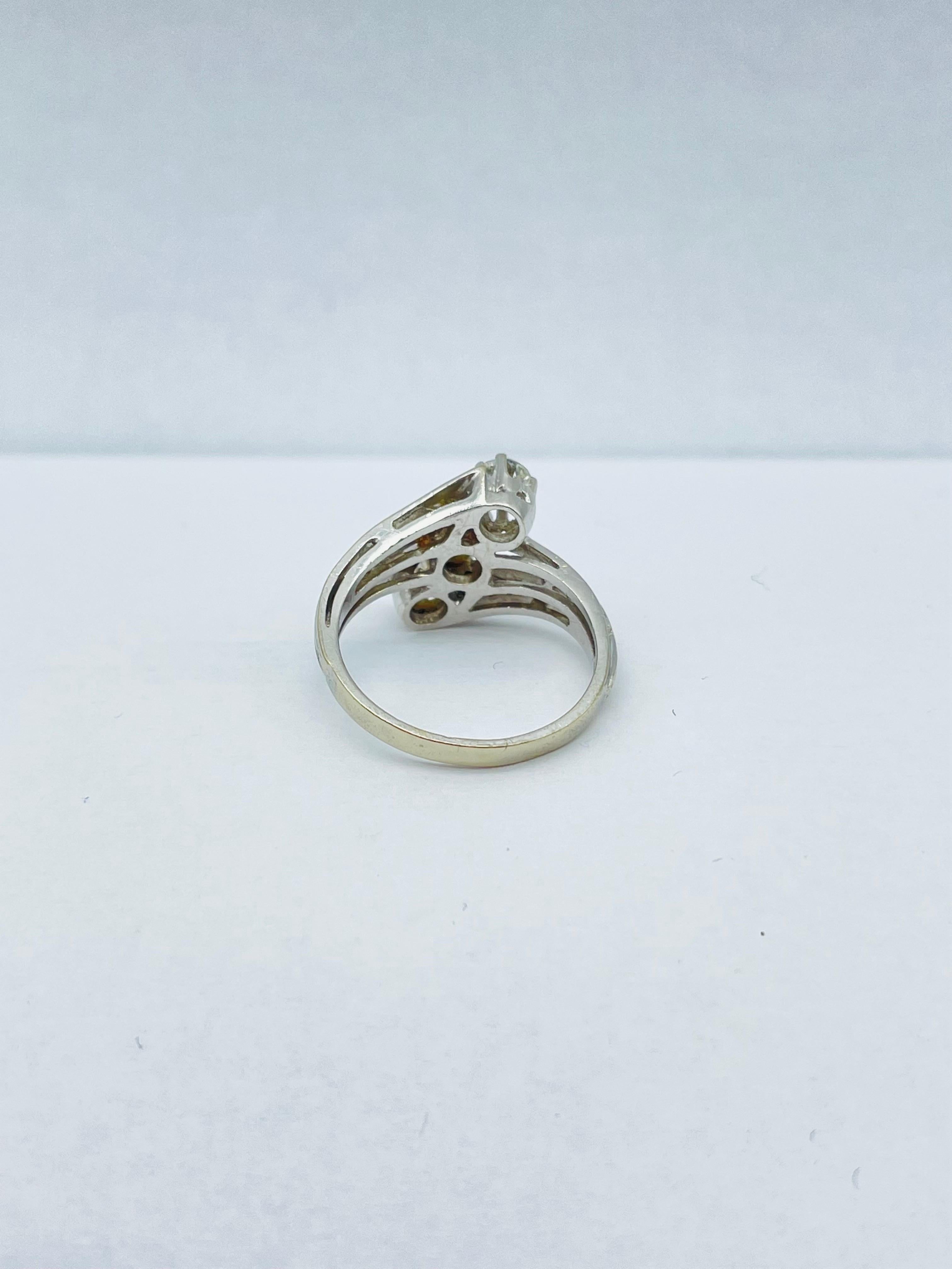 Prächtiger Ring aus 14-karätigem Weißgold mit drei Diamanten von je 0,25-karätigem Diamanten im Angebot 2