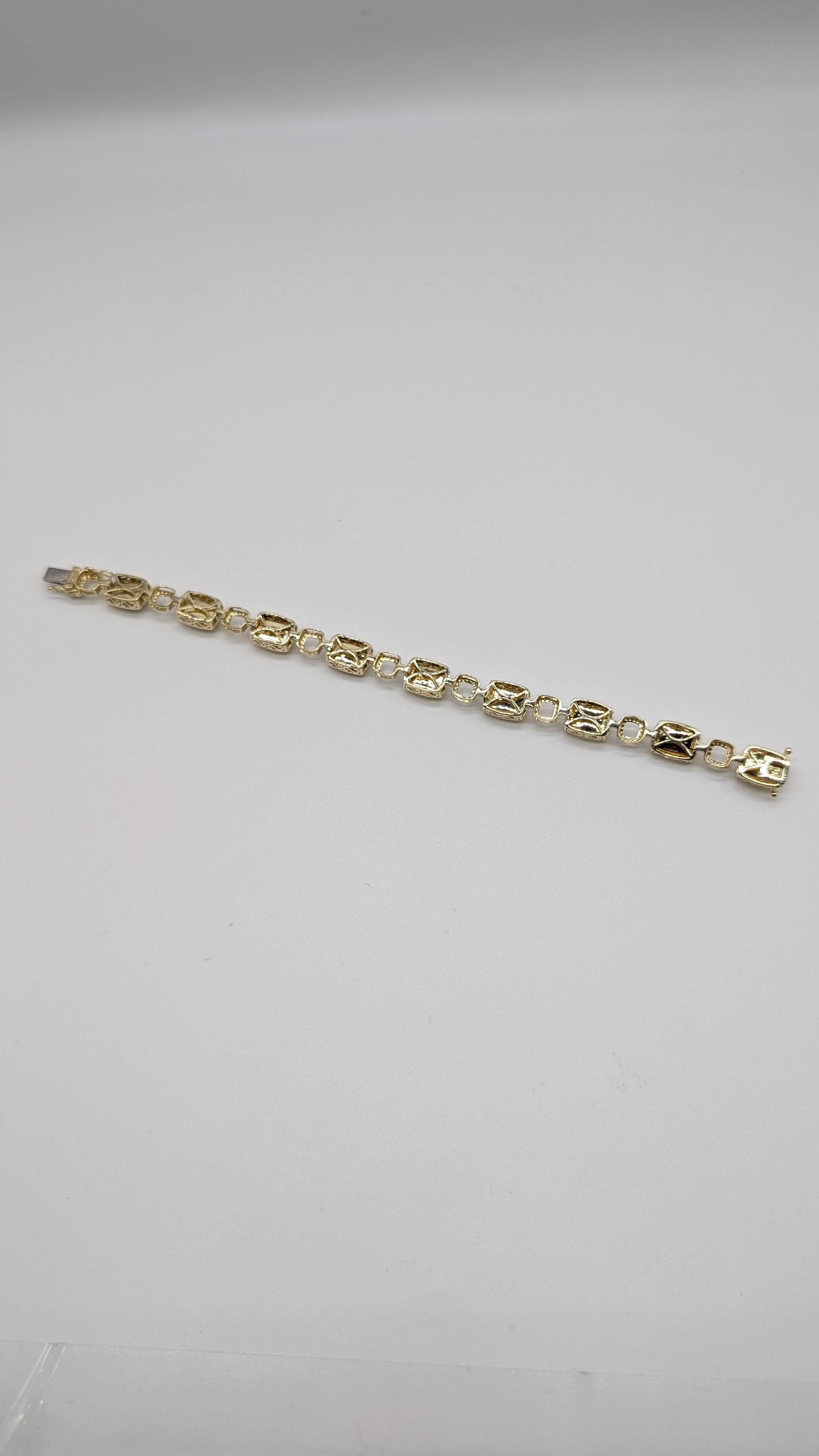 Magnifique bracelet en or jaune 14K avec opale blanche et diamants

D'une élégance intemporelle, cet époustouflant bracelet de 7 pouces est réalisé de main de maître en or jaune 14k et présente une alternance exquise d'opales blanches éclatantes et