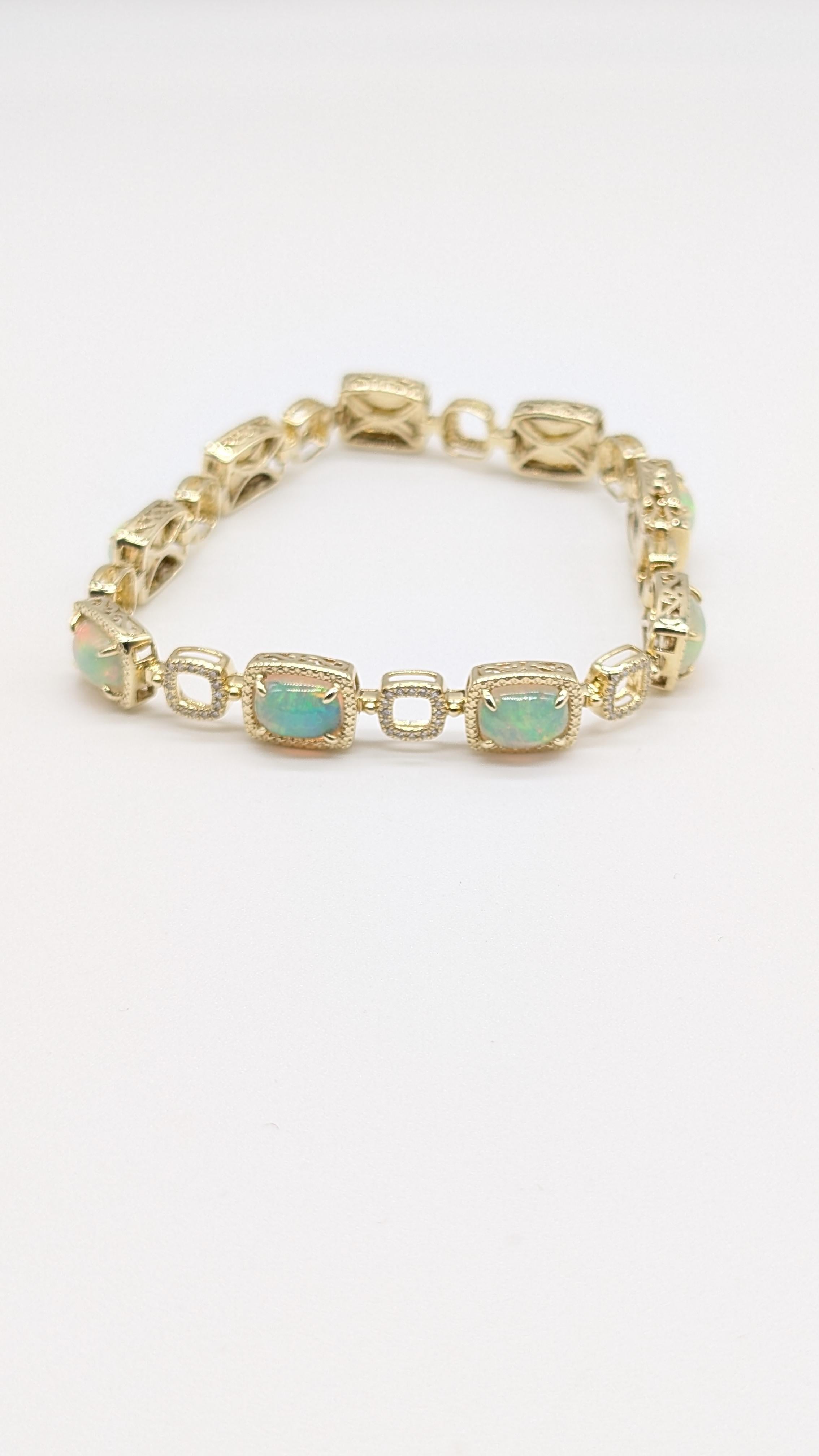 Taille ronde Magnifique bracelet en or jaune 14K avec opale blanche et diamants en vente