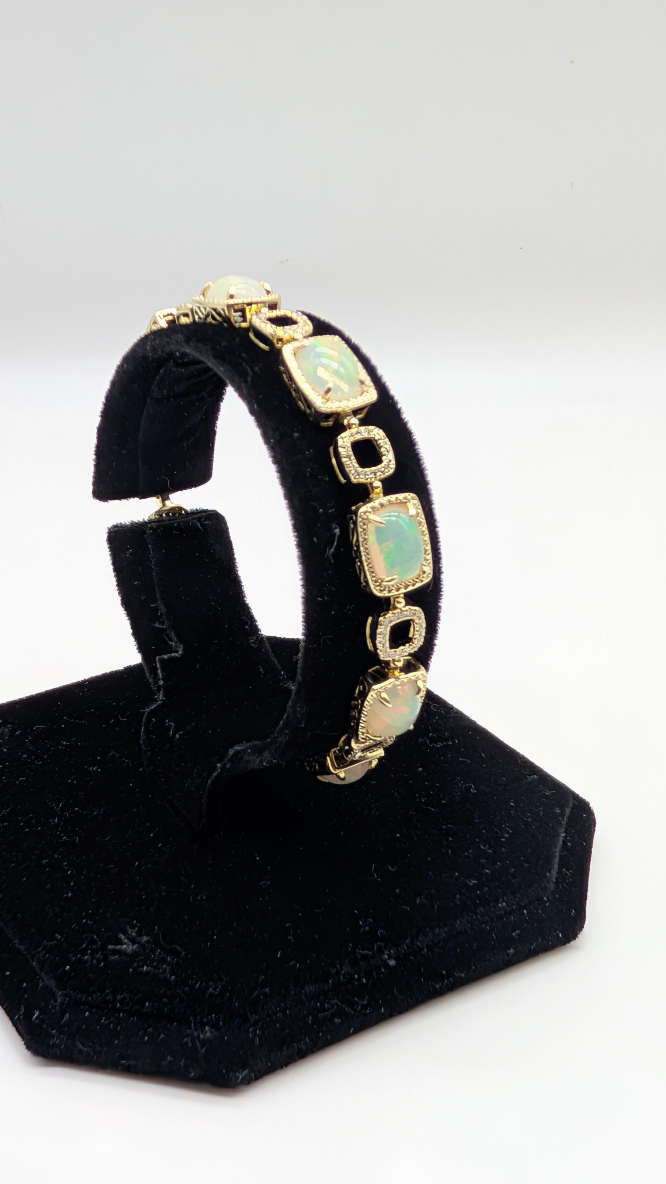 Magnifique bracelet en or jaune 14K avec opale blanche et diamants Neuf - En vente à New York, US