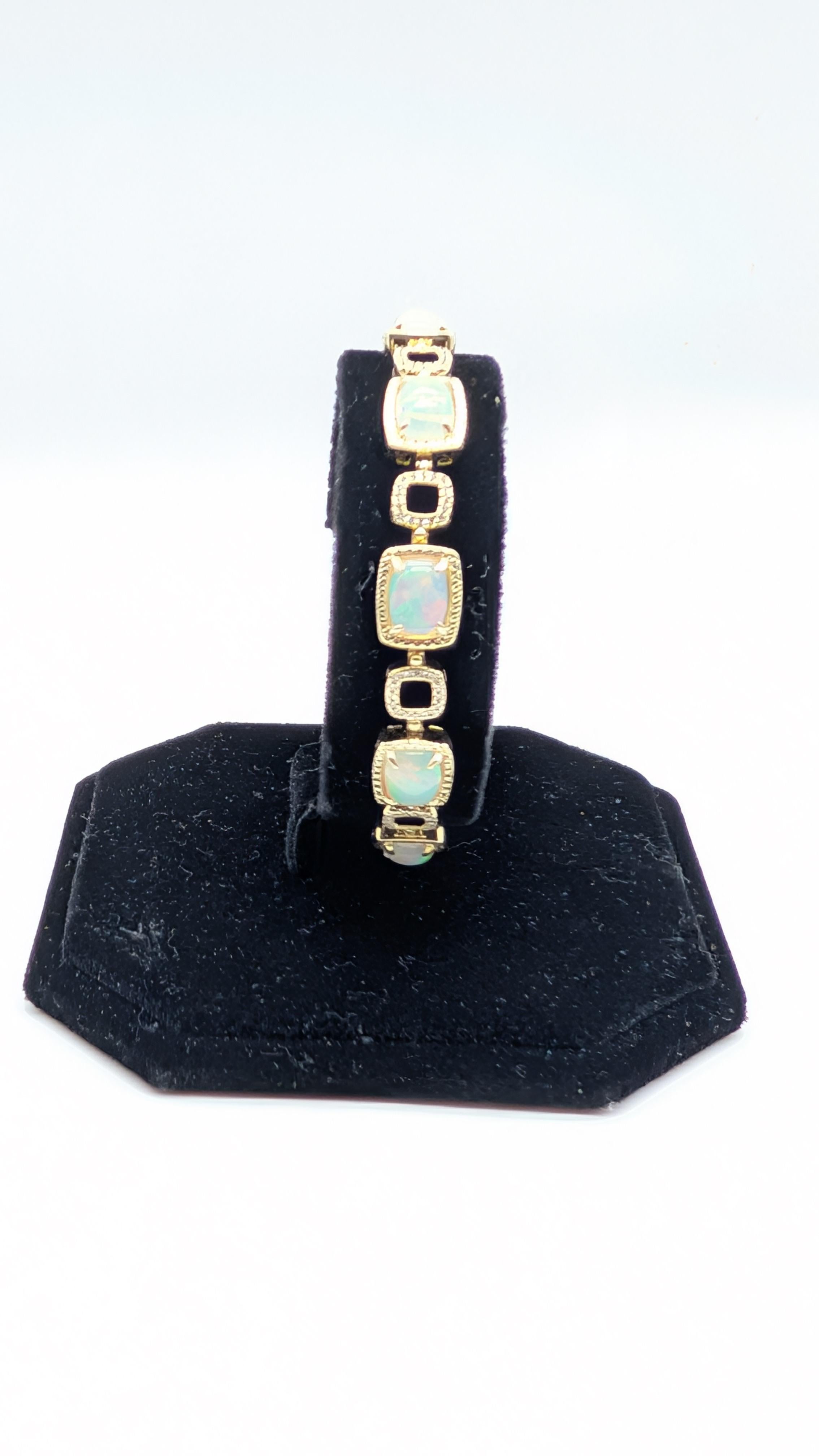 Magnifique bracelet en or jaune 14K avec opale blanche et diamants Pour femmes en vente