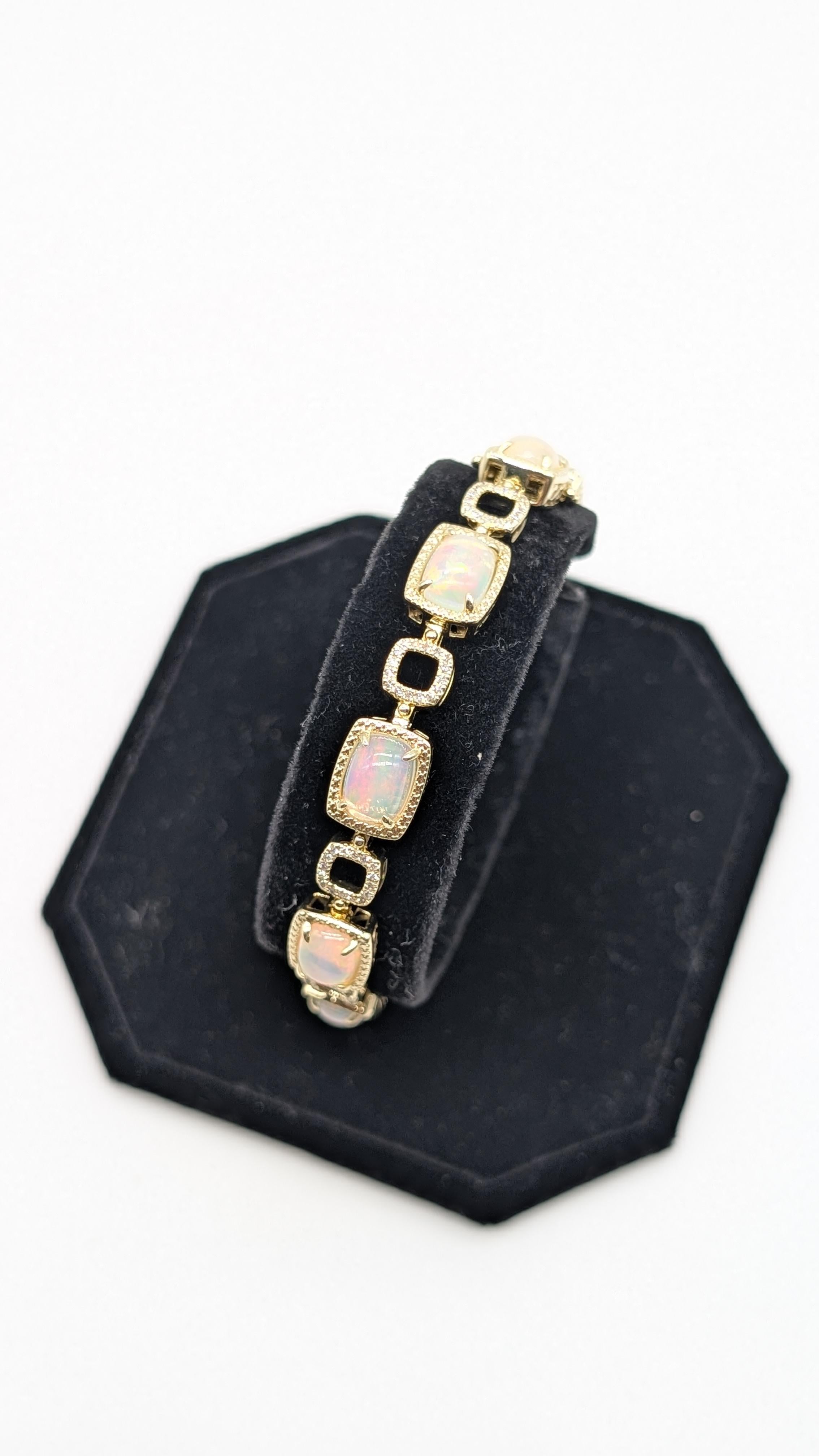 Magnifique bracelet en or jaune 14K avec opale blanche et diamants en vente 1