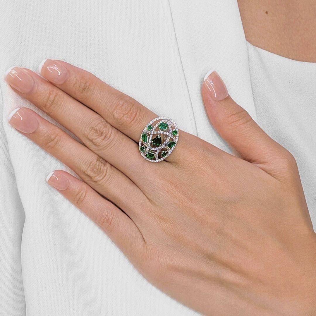Véritable célébration de la couleur et de l'artisanat, cette bague de créateur signée Larry brille par son flair artistique et ses détails luxueux. Sertie dans de l'or blanc 18 carats poli, la bague est ornée de 9 émeraudes d'un vert éclatant, d'un