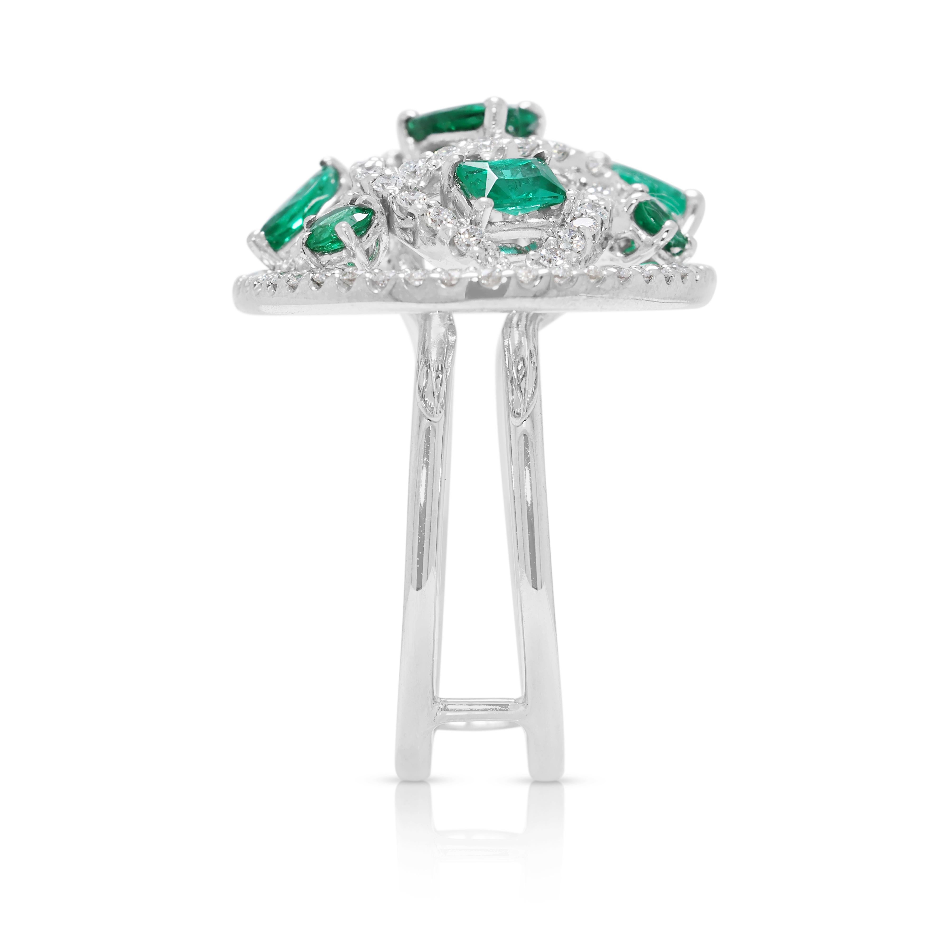 Magnifique bague cocktail en or blanc 18 carats de 1,53 ct d'émeraudes et de diamants de taille mixte Excellent état - En vente à רמת גן, IL