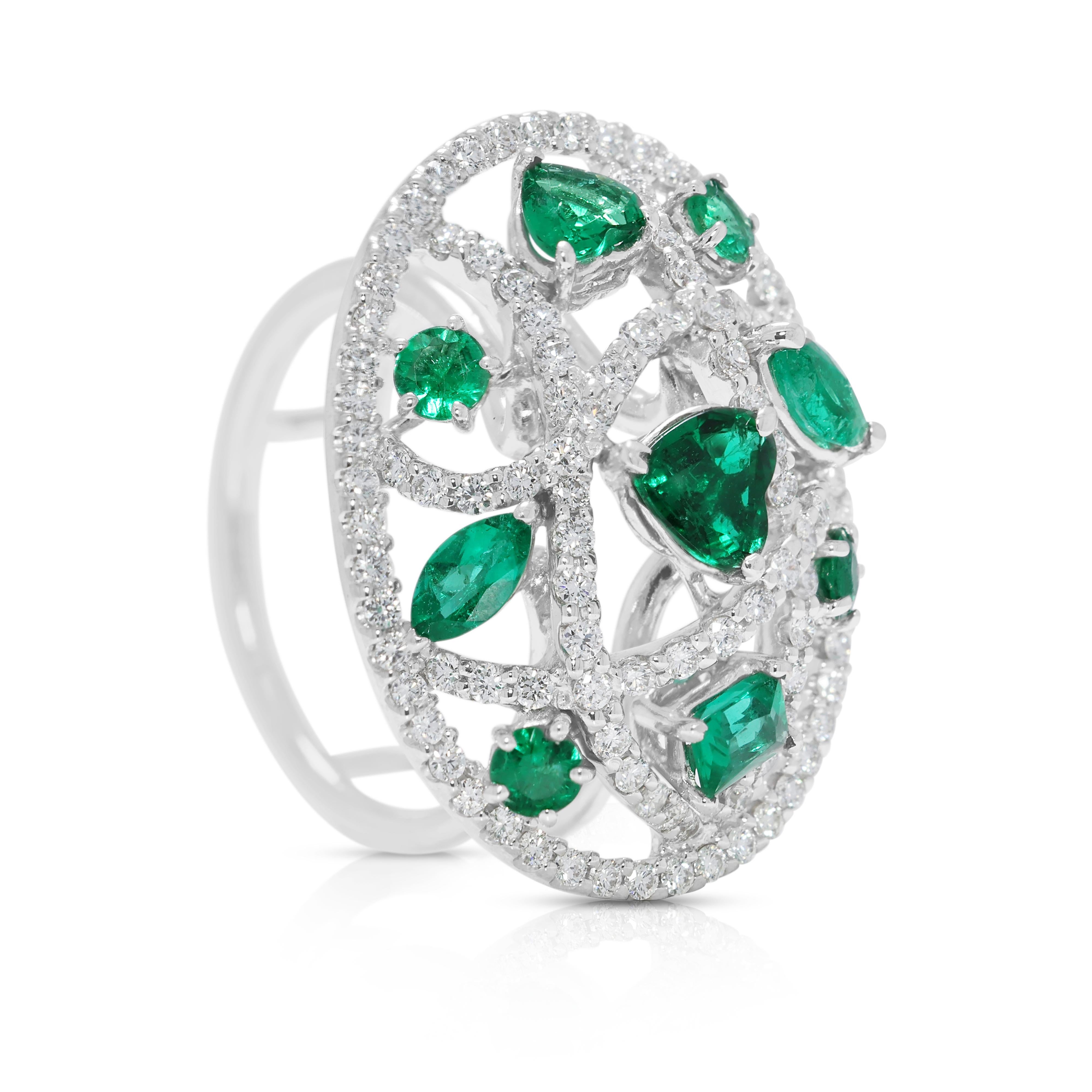 Magnifique bague cocktail en or blanc 18 carats de 1,53 ct d'émeraudes et de diamants de taille mixte Pour femmes en vente