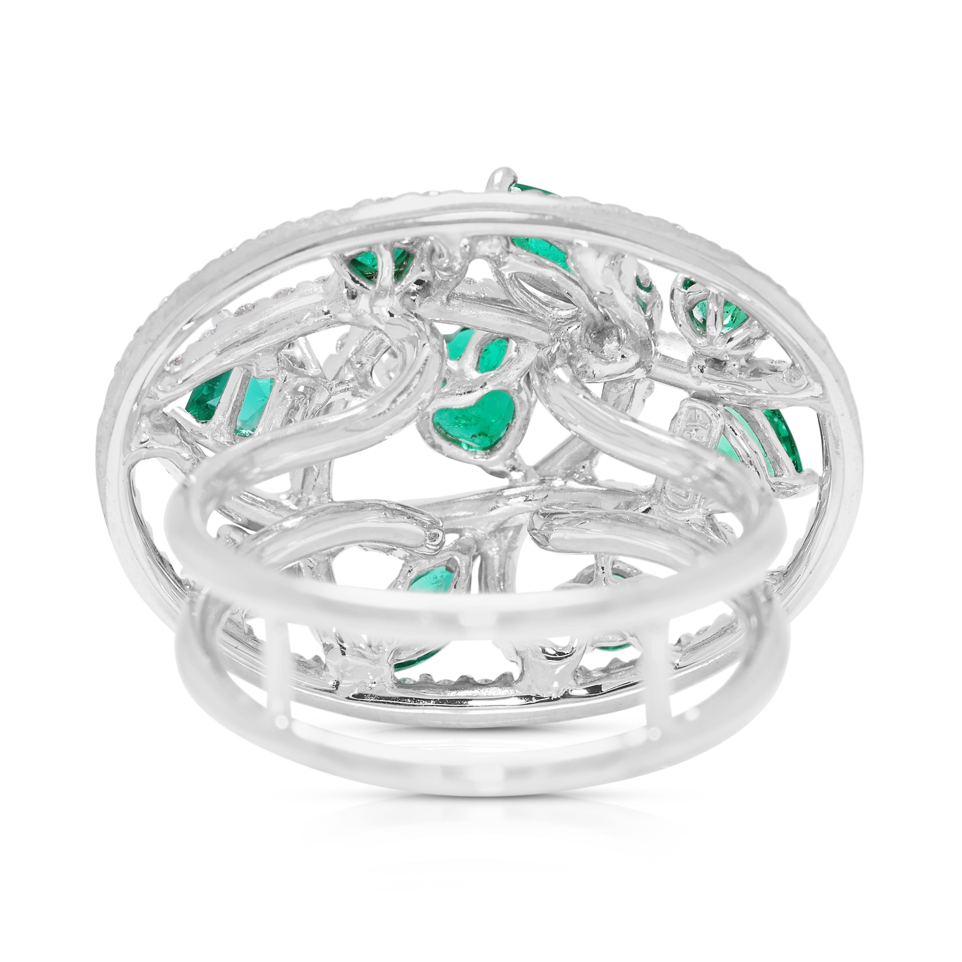 Magnifique bague cocktail en or blanc 18 carats de 1,53 ct d'émeraudes et de diamants de taille mixte en vente 1