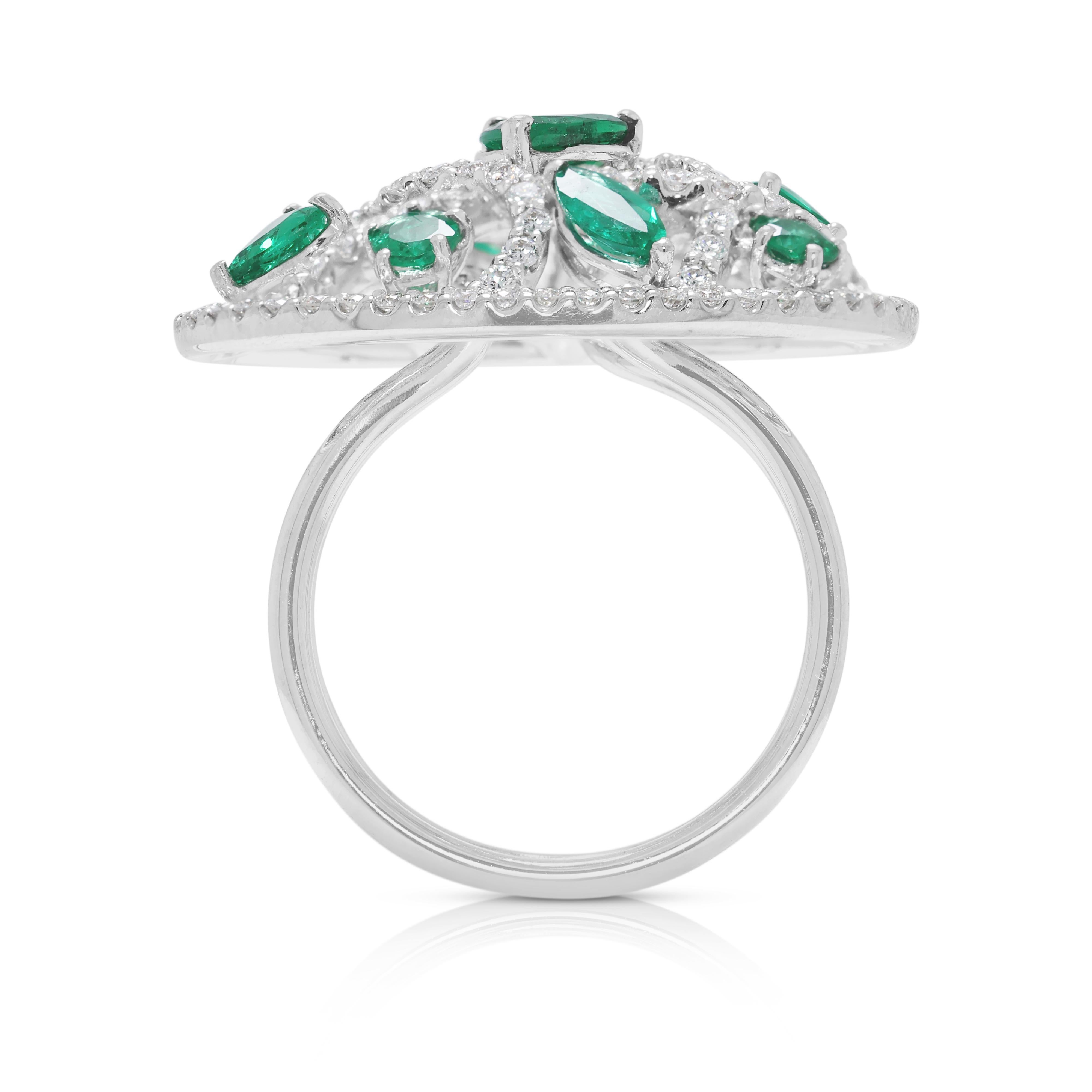 Magnifique bague cocktail en or blanc 18 carats de 1,53 ct d'émeraudes et de diamants de taille mixte en vente 2