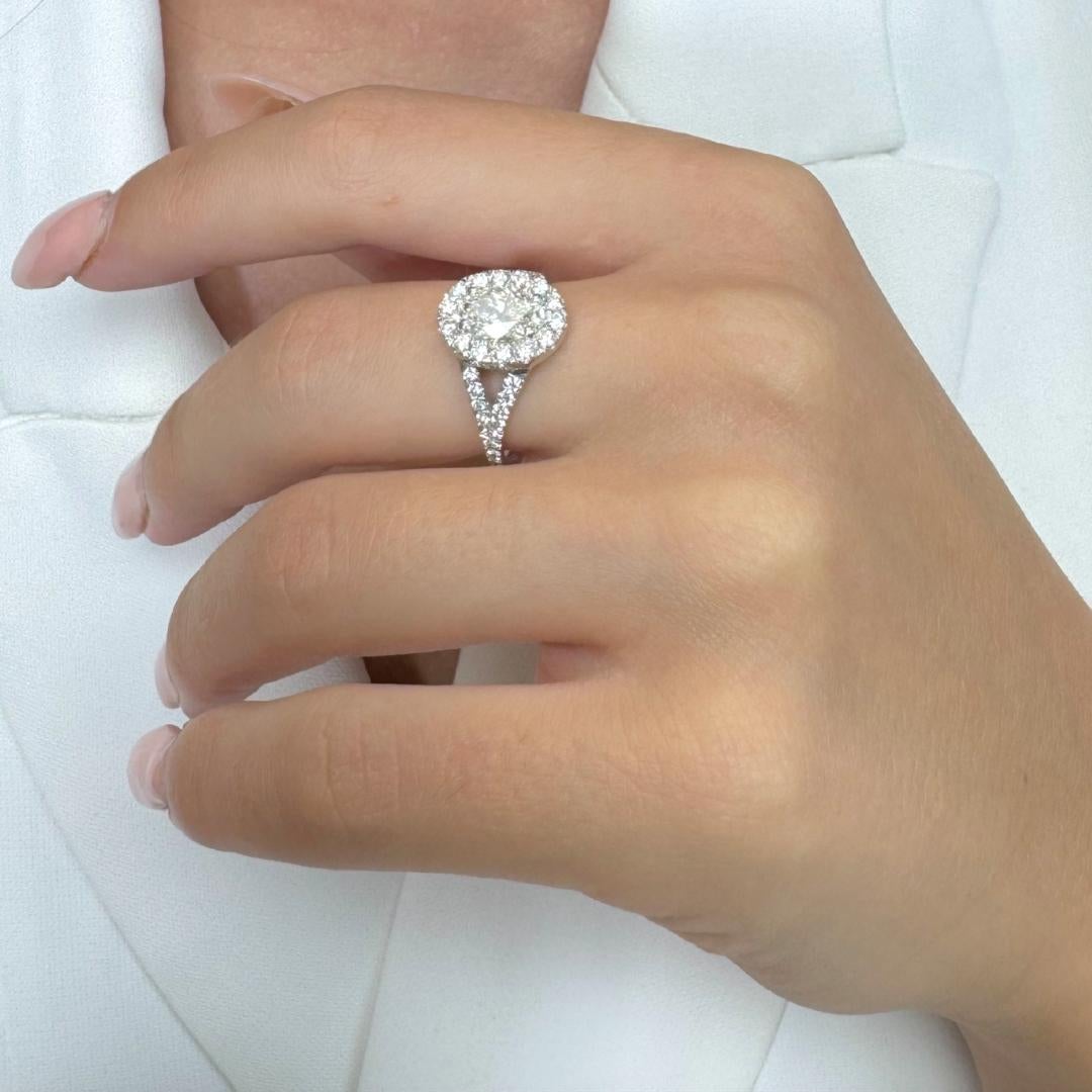 Prächtiger 1,67ct Diamanten Halo Ring in 18k Weißgold - IGI zertifiziert im Angebot 5