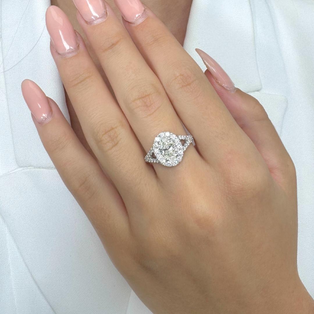 Prächtiger 1,67ct Diamanten Halo Ring in 18k Weißgold - IGI zertifiziert

Dieser elegante Halo-Ring aus 18 Karat Weißgold ist mit einem atemberaubenden Diamanten im Ovalschliff von 1,01 Karat besetzt. Er ist von 40 sorgfältig gefassten, runden