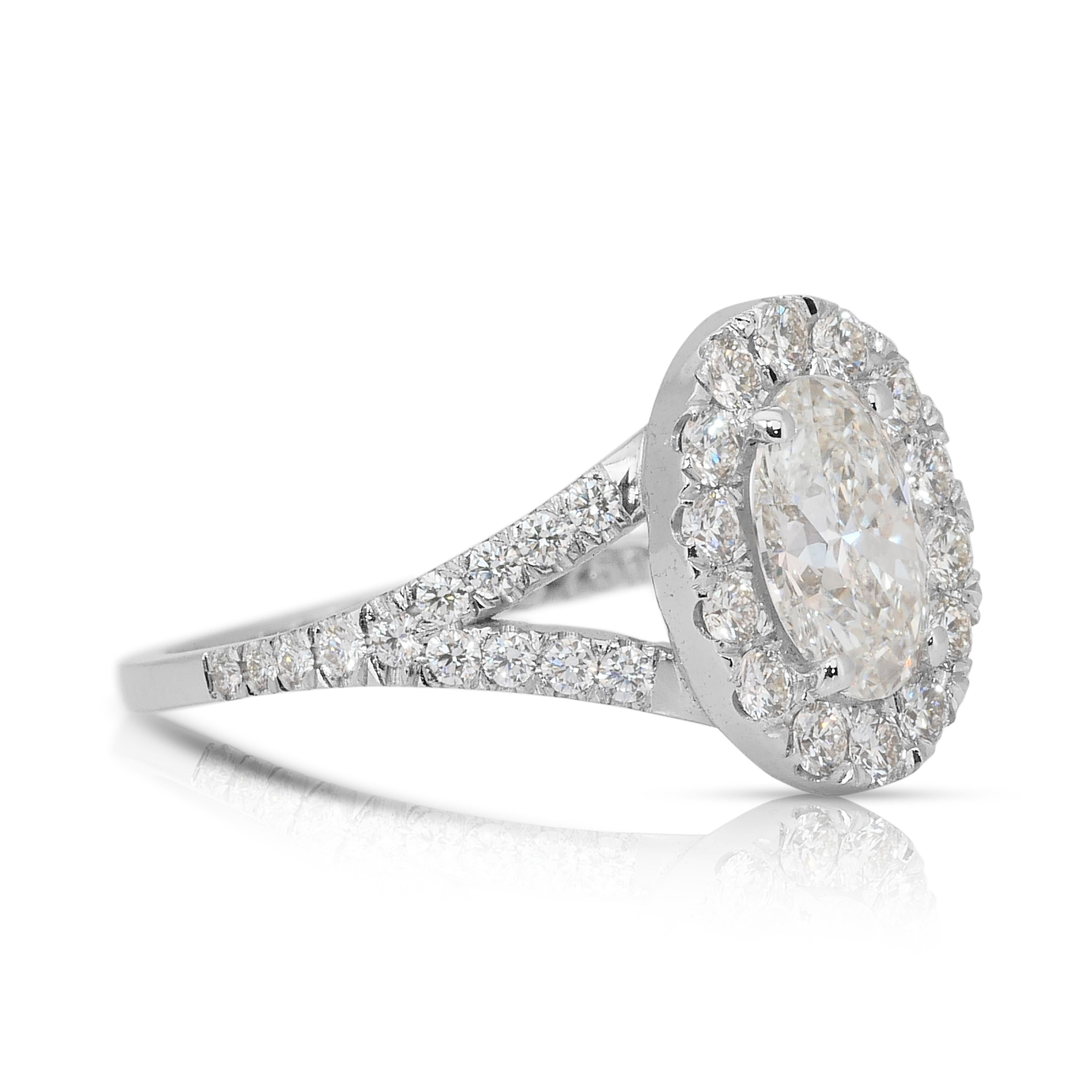 Prächtiger 1,67ct Diamanten Halo Ring in 18k Weißgold - IGI zertifiziert (Ovalschliff) im Angebot