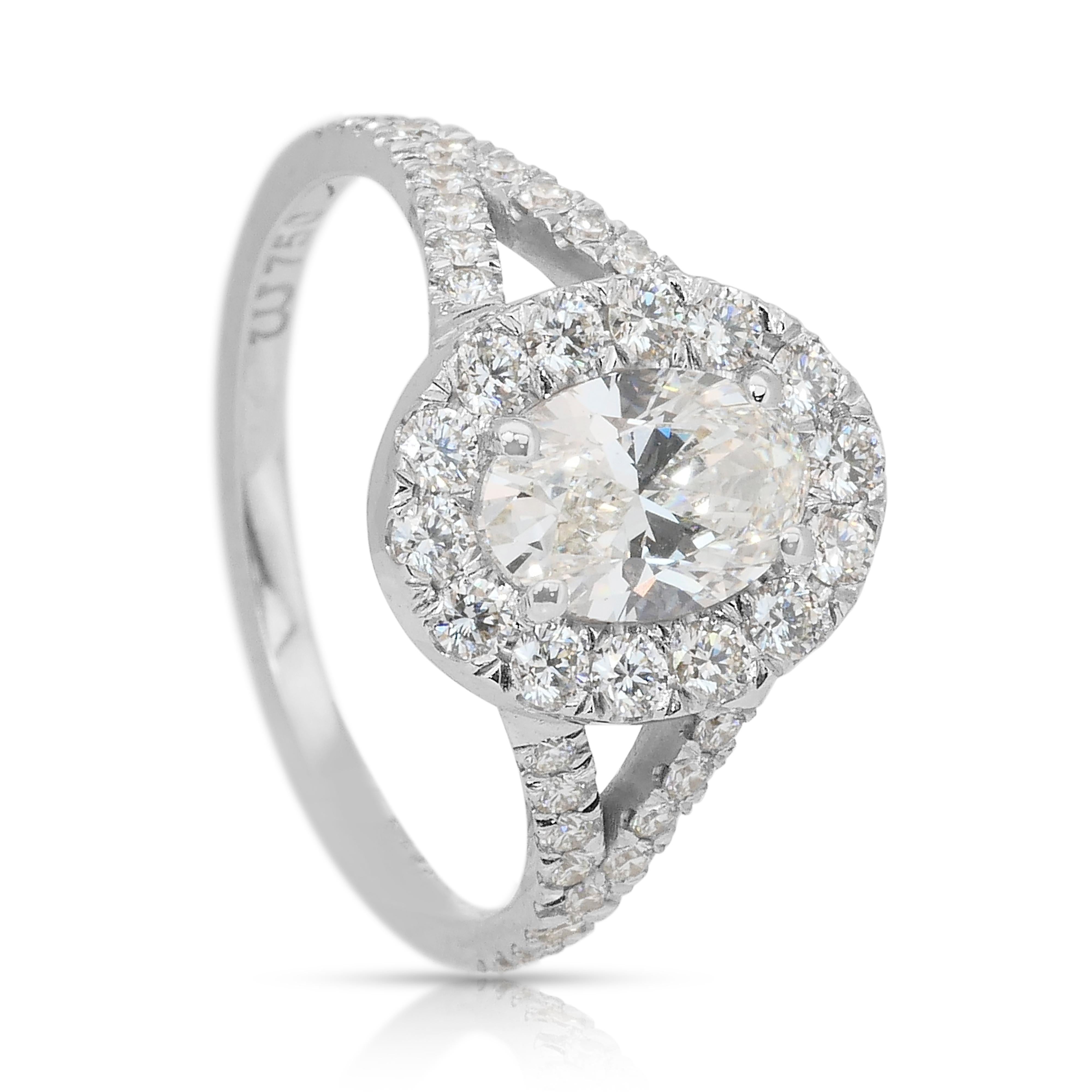 Prächtiger 1,67ct Diamanten Halo Ring in 18k Weißgold - IGI zertifiziert im Angebot 3