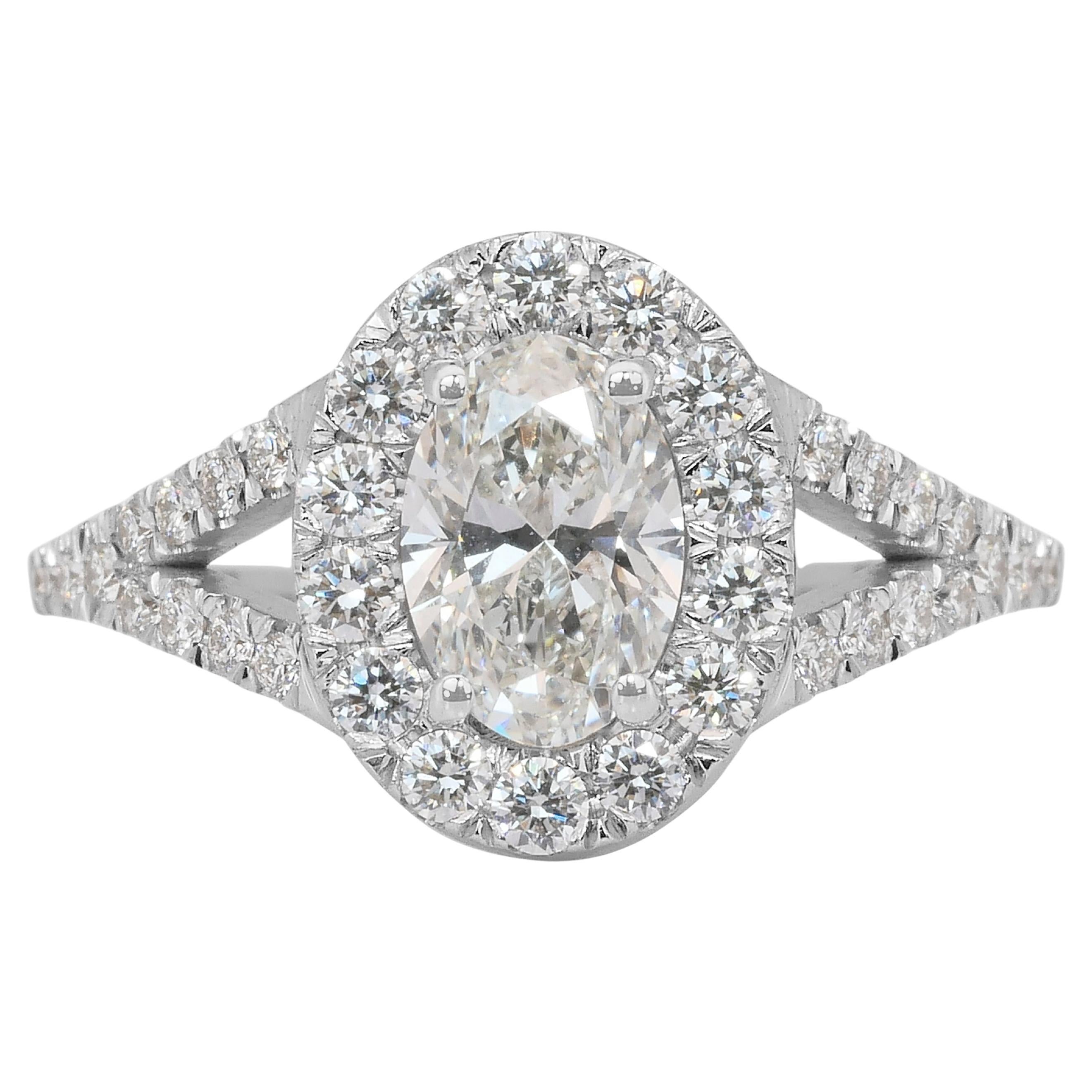 Prächtiger 1,67ct Diamanten Halo Ring in 18k Weißgold - IGI zertifiziert im Angebot