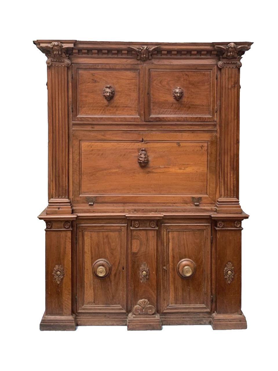 Este magnífico mueble tipo renacentista italiano ofrece tanto una impresionante versatilidad estética como funcional, reflejo de su grandeza histórica. Fabricado en rico nogal, este estilete data de finales del siglo XVI, una época célebre por el