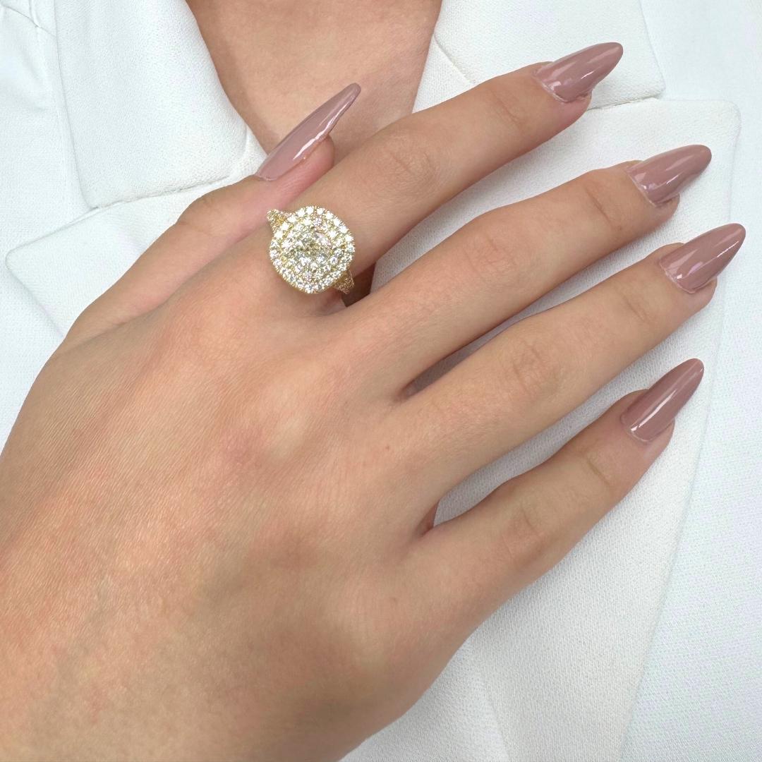 Magnifico anello con doppia aureola di diamanti da 1,70 carati in oro giallo 18 carati - Certificato IGI

Realizzato in lussuoso oro giallo 18 carati, questo squisito anello ha come fulcro un sorprendente diamante quadrato con taglio a cuscino da