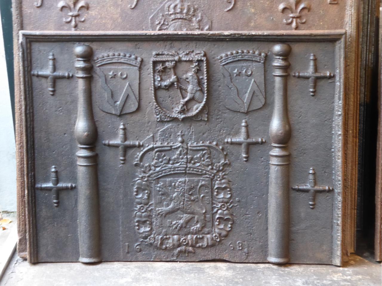 Magnificent 17th century French Louis XIV fireback with a coat of arms and two pillars of Hercules. The pillars stand for the club of Hercules and symbolize strength. The fireback is made of cast iron and has a natural brown patina. Upon request the