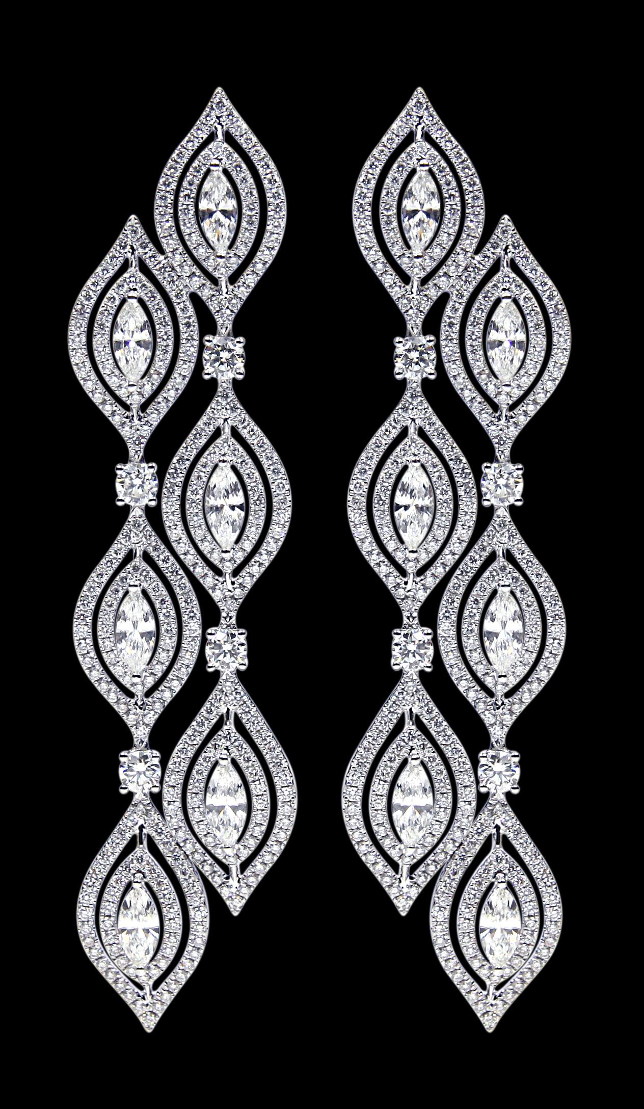 Magnificent 18 karat Gold And Diamond Set .

Earrings:
Diamonds of approximately 7.660 carats, mounted on 18 karat white gold earring. The earring weighs approximately around 25.66 grams.

Please note: The charges specified do not include any