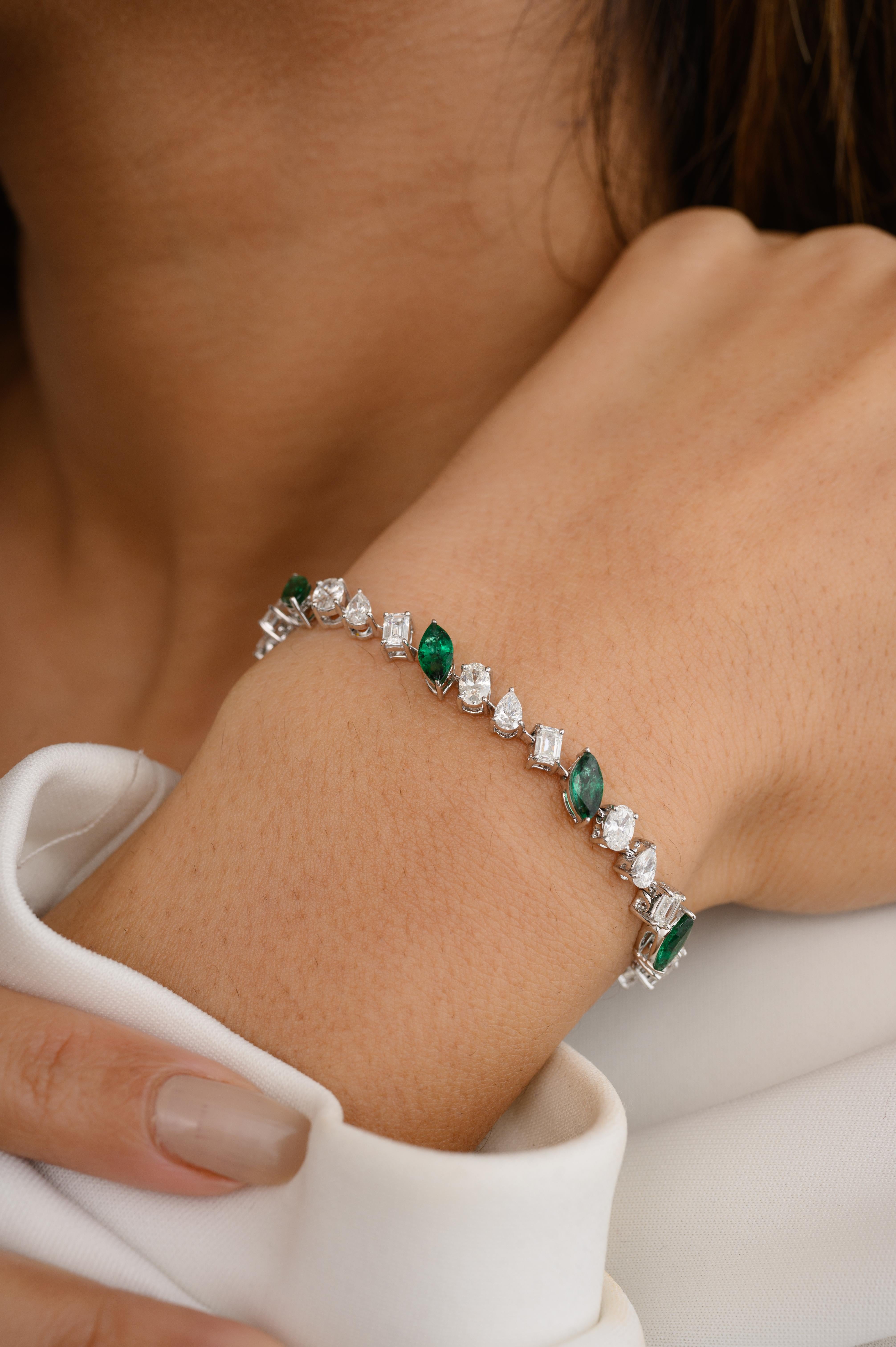 Women's Magnificent 18 Karat White Gold Emerald and Diamond Tennis Bracelet For Sale