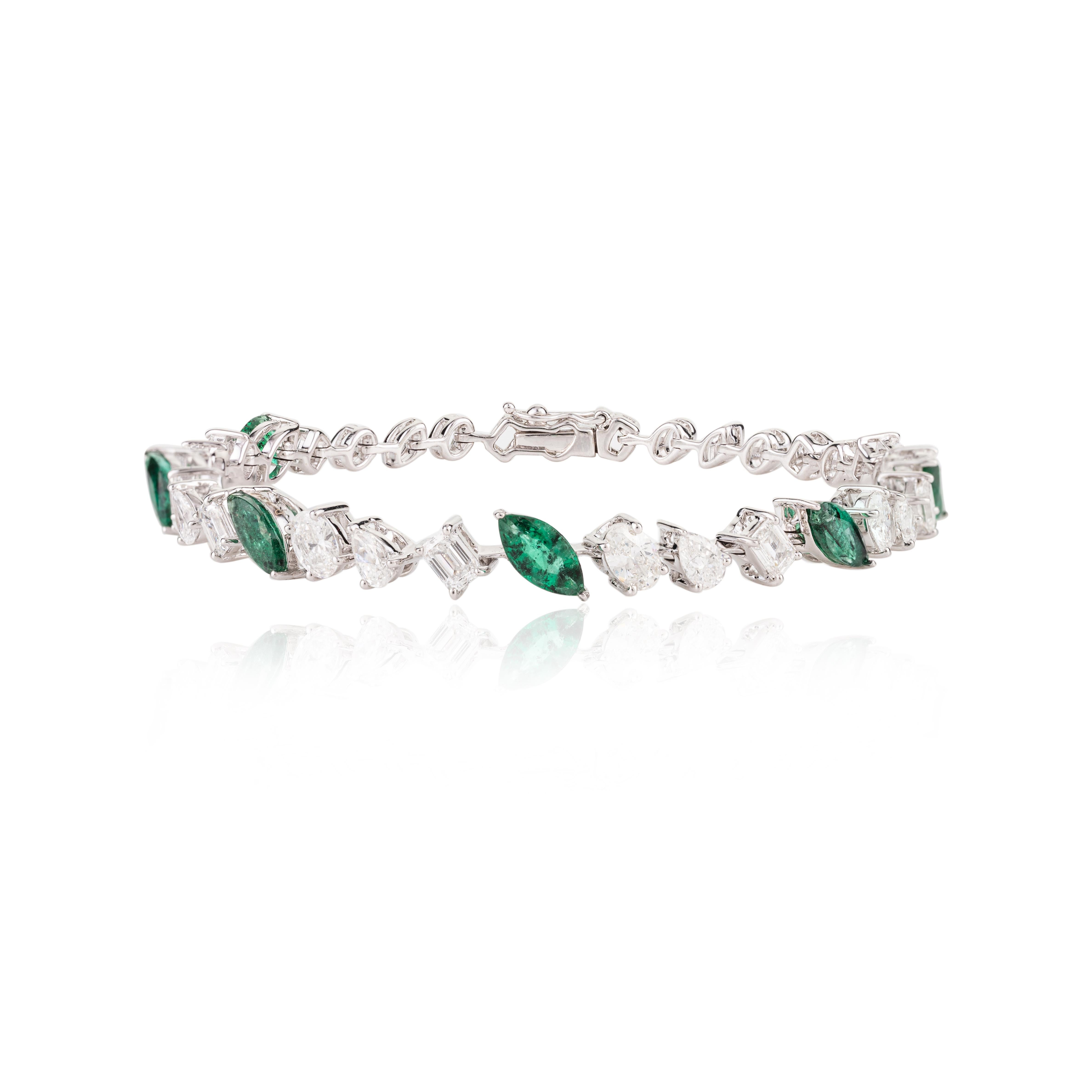 Magnificent 18 Karat White Gold Emerald and Diamond Tennis Bracelet For Sale 1