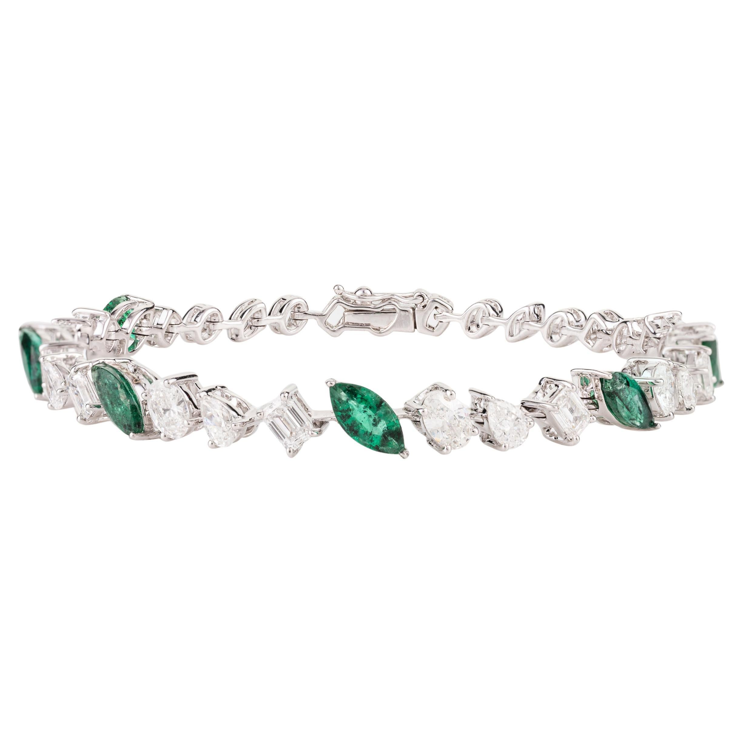 Magnifique bracelet tennis en or blanc 18 carats avec émeraudes et diamants en vente