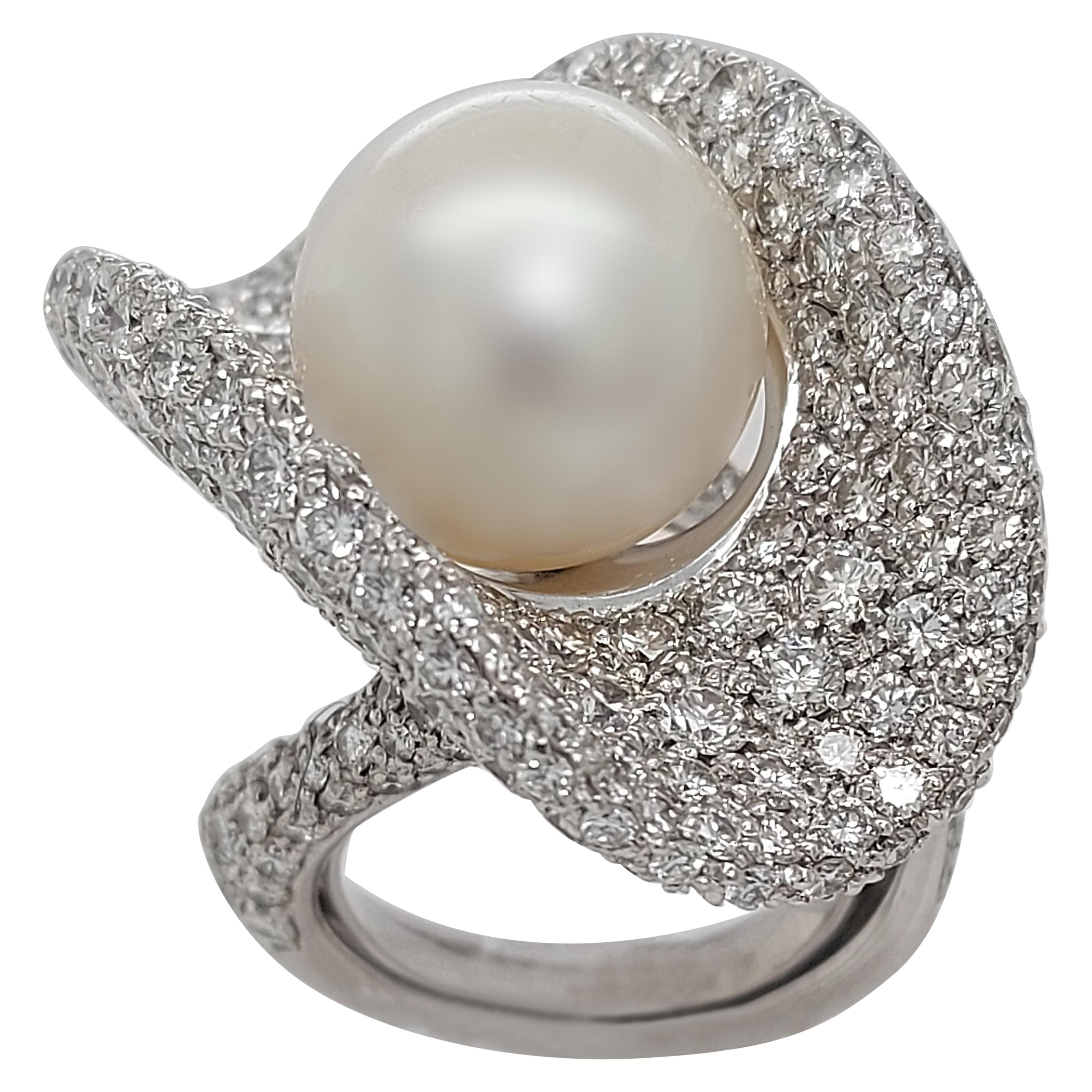 Magnificent 18 Karat White Gold Ring with 14.5 Carat Diamonds and a Big Pearl