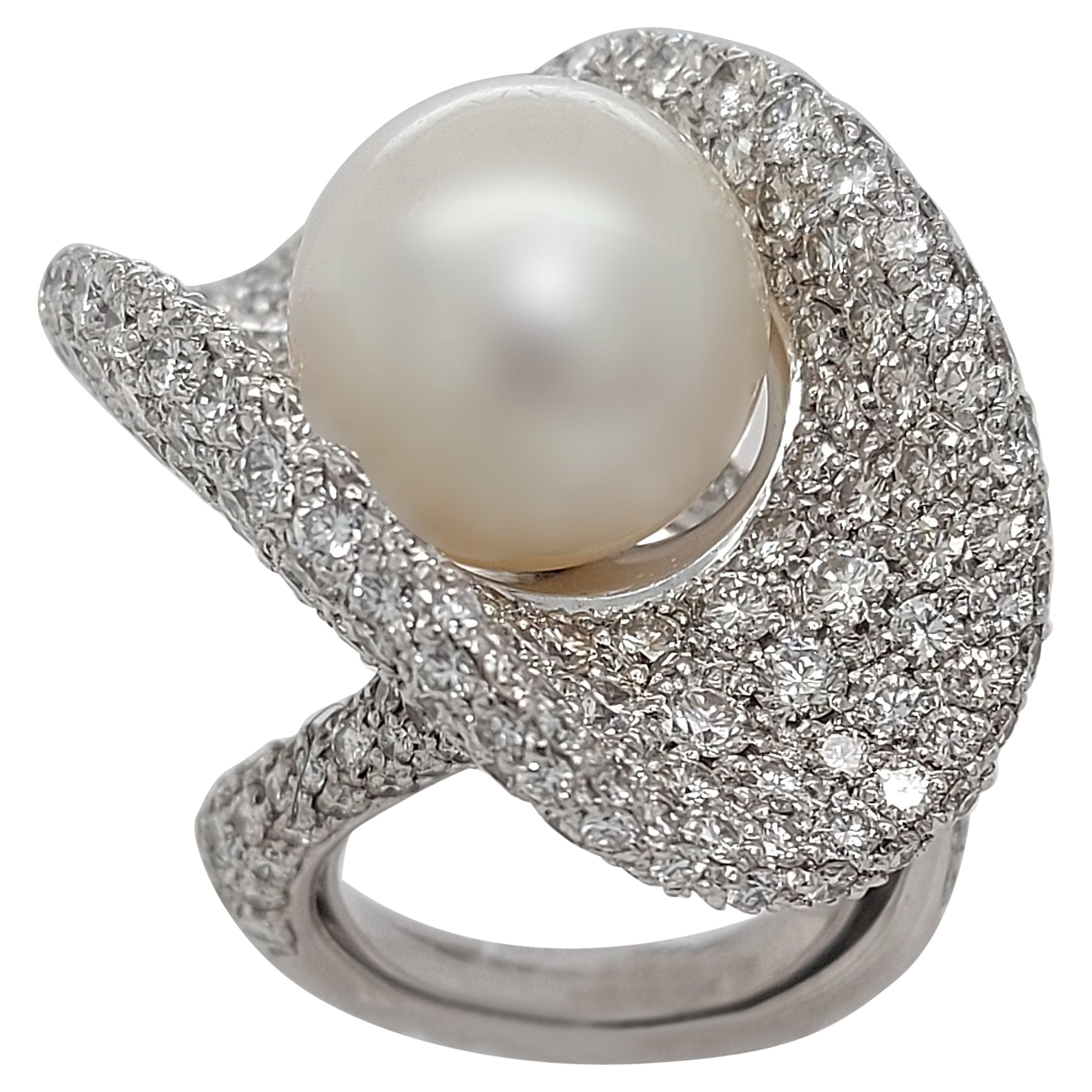 Prächtiger Ring aus 18 Karat Weißgold mit 14,5 Karat Diamanten und einer großen Perle