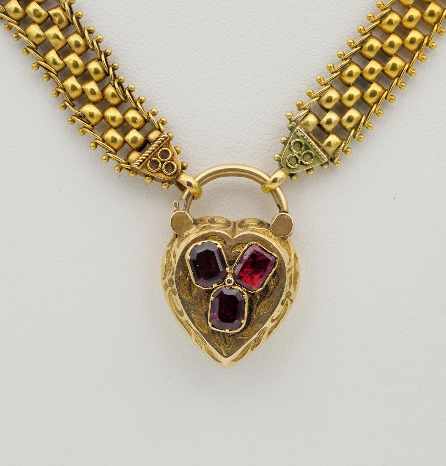 Magnificent 18 Karat gold Mid Victorian Flat Garnet Padlock Boxed Full Necklace In Fair Condition For Sale In Napoli, IT