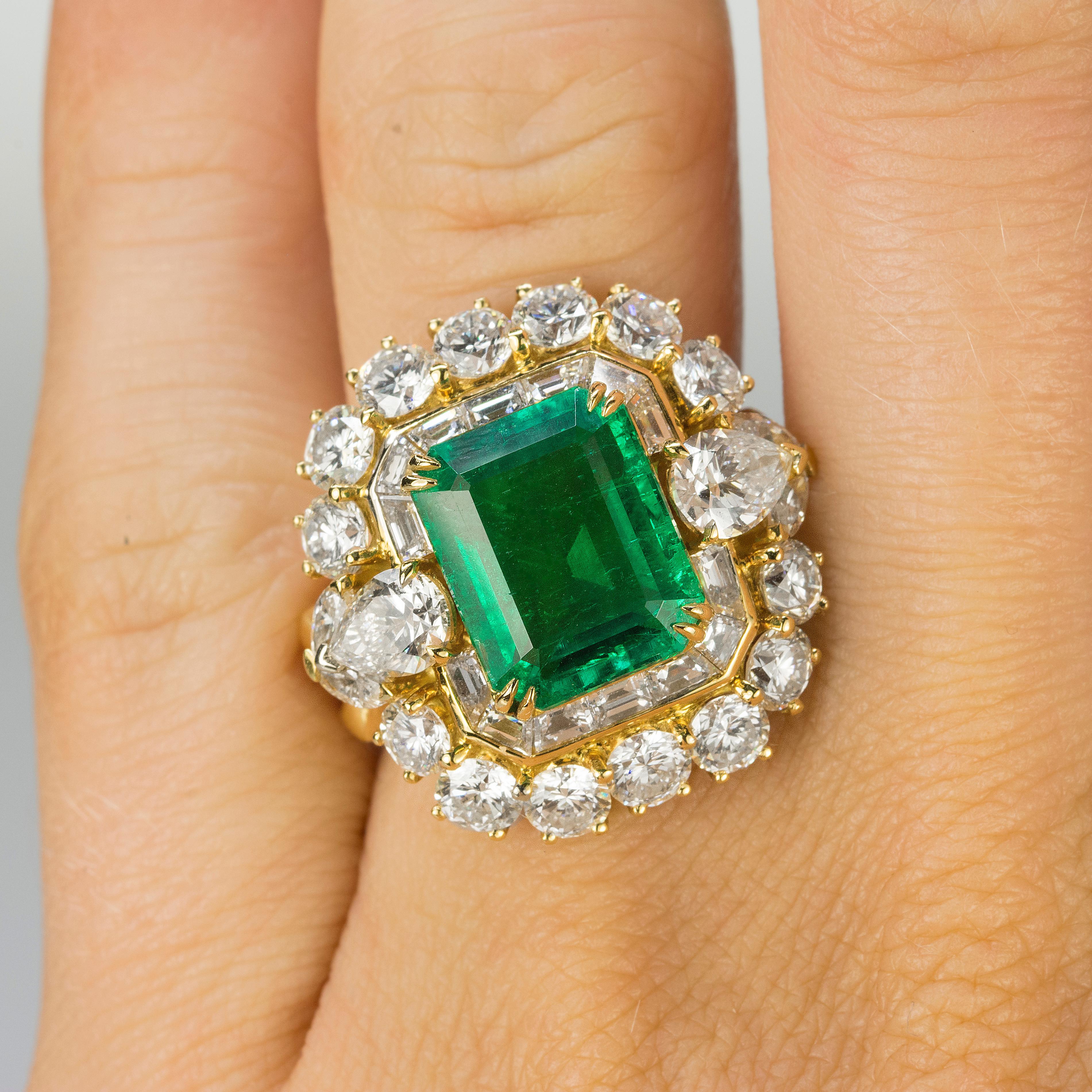 Women's or Men's Magnificent 6.25 Carat Colombian Emerald Diamond Ring